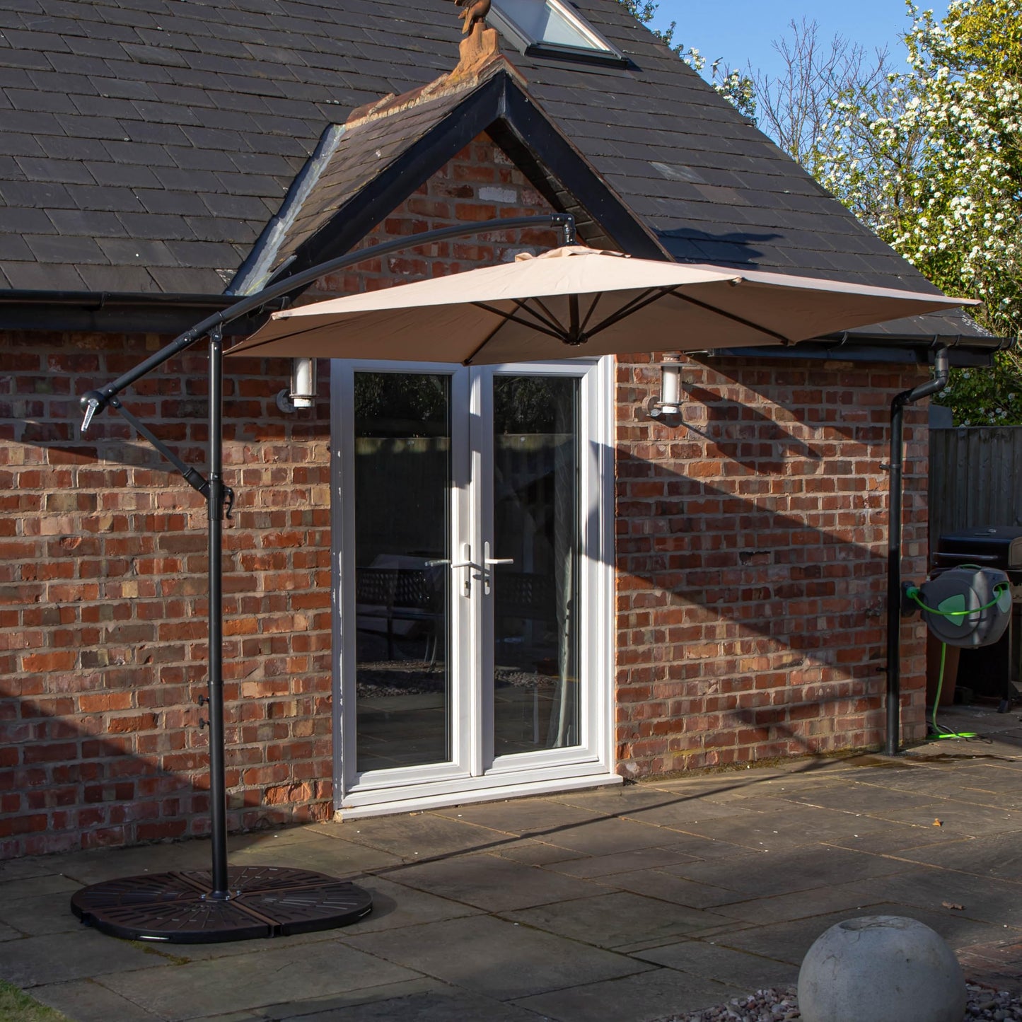 Factory Seconds: 3m Cantilever Parasol in Beige with Crank Handle for Patio Garden Banana Parasol with UV Protection Outdoor Umbrella Sun Shades for Garden