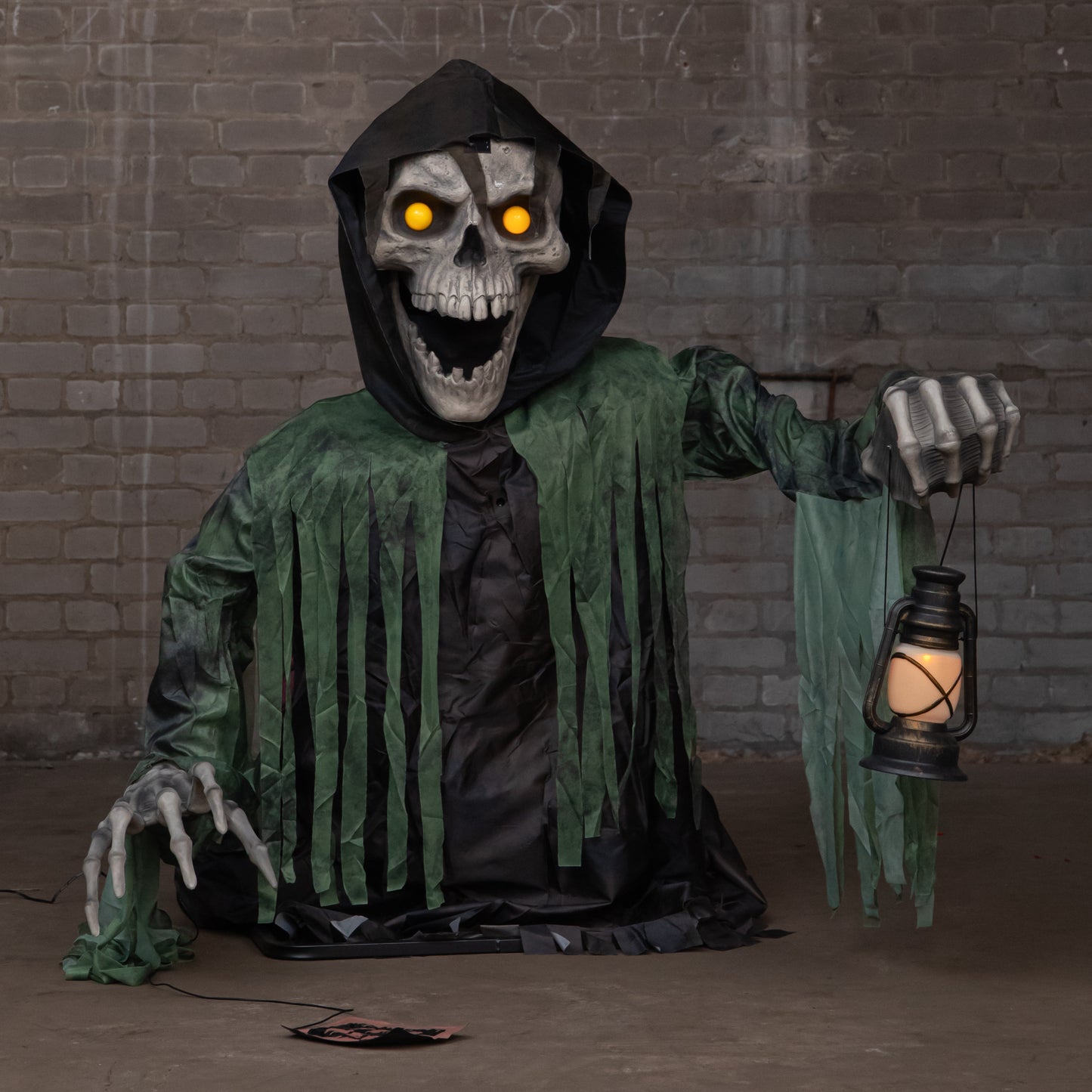 1.47m Tall Light up Corroded Rise Up Reaper Skeleton Halloween Animatronic Decoration