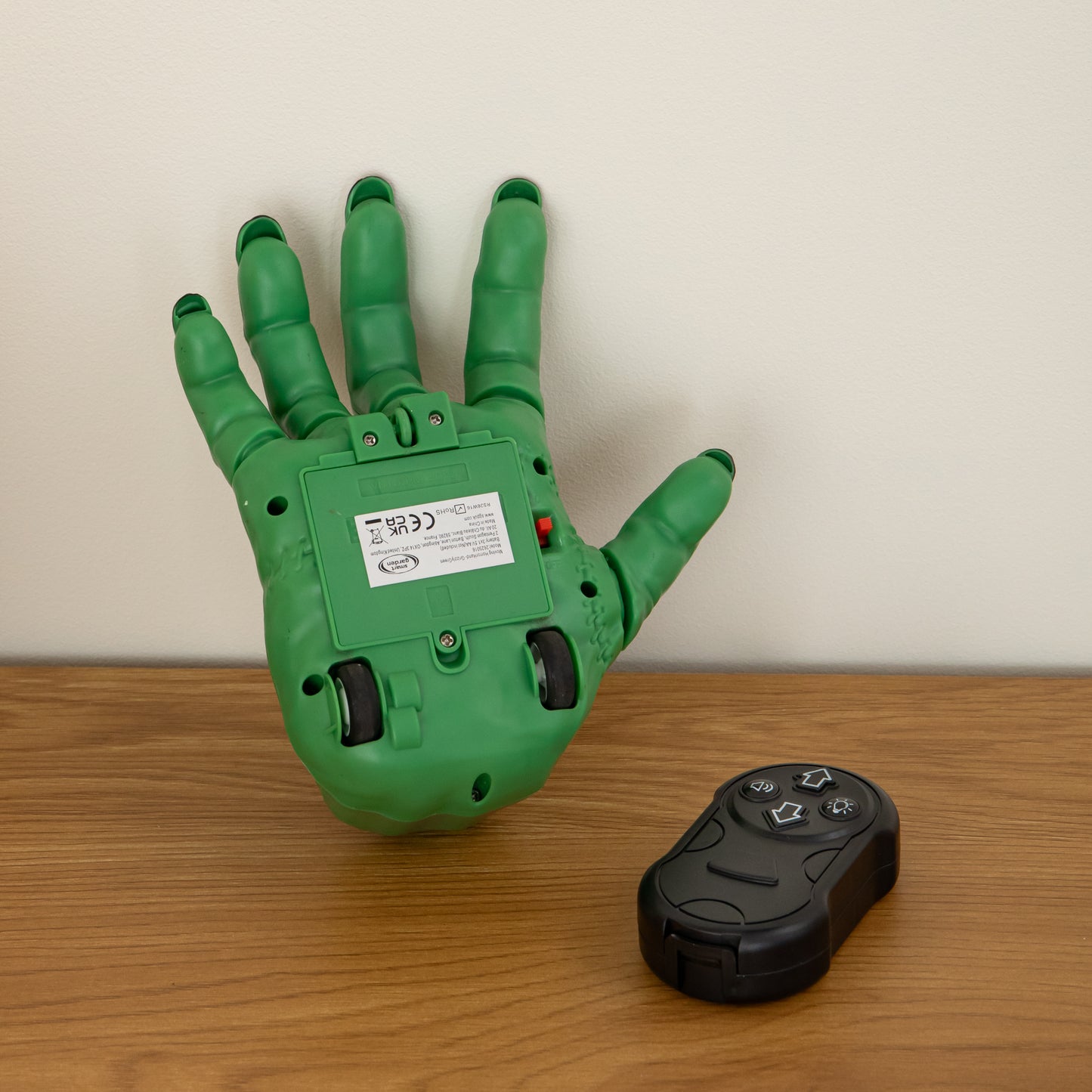 17cm Battery Powered Green Grizzly Moving Halloween Hand with LEDs