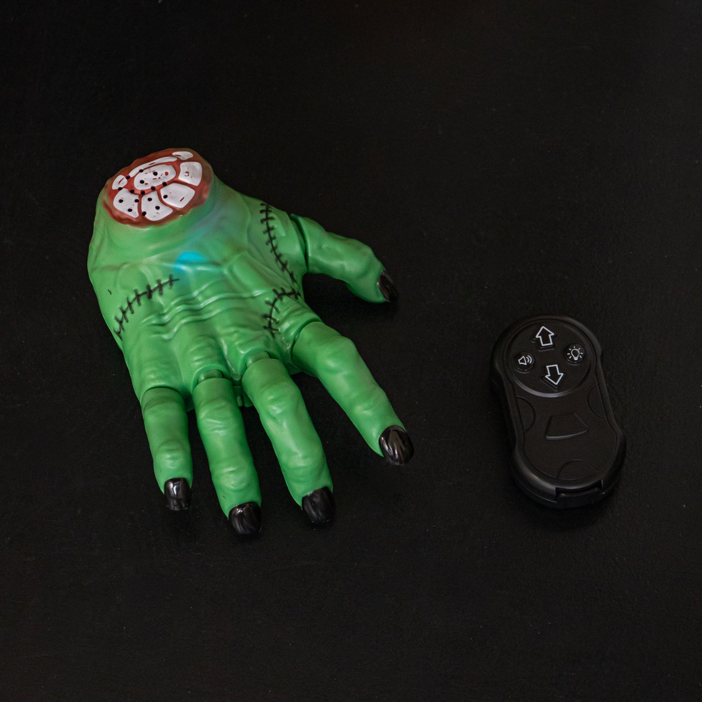 17cm Battery Powered Green Grizzly Moving Halloween Hand with LEDs