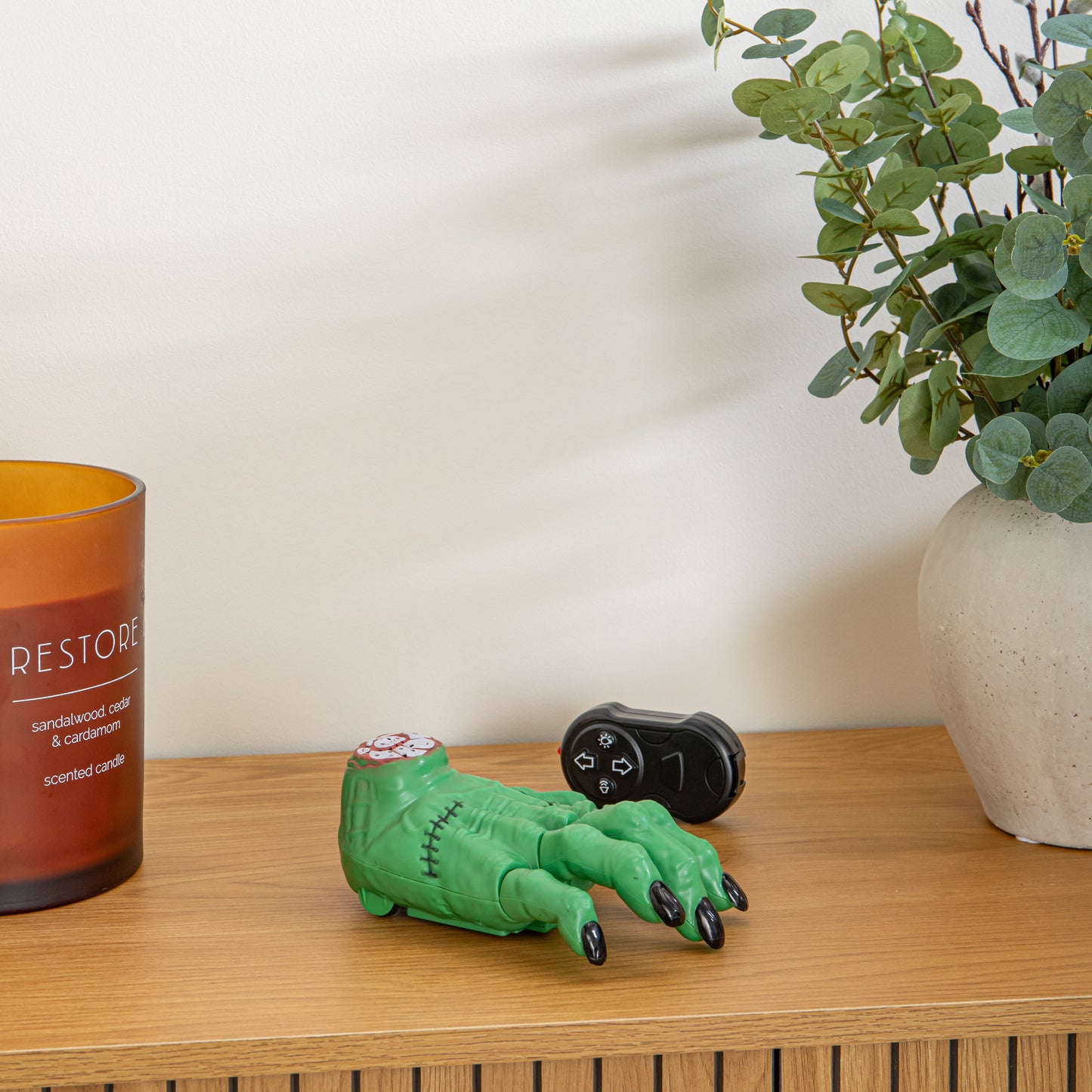 17cm Battery Powered Green Grizzly Moving Halloween Hand with LEDs