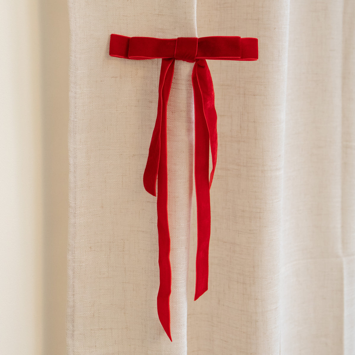 Set of 8 Velvet Christmas Decorative Clip On Long Tail Bows in Red