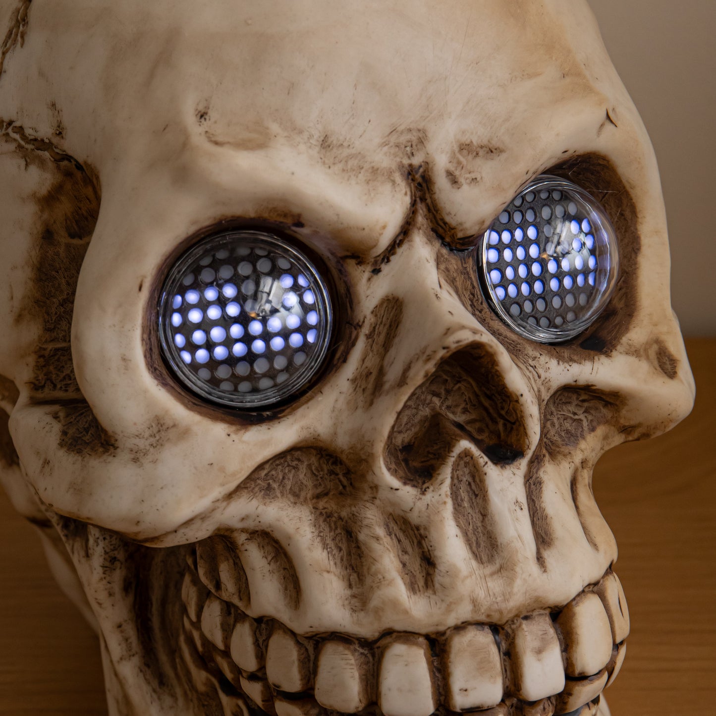21cm Battery Powered Light up Blinking Skull Halloween Decoration with LEDs