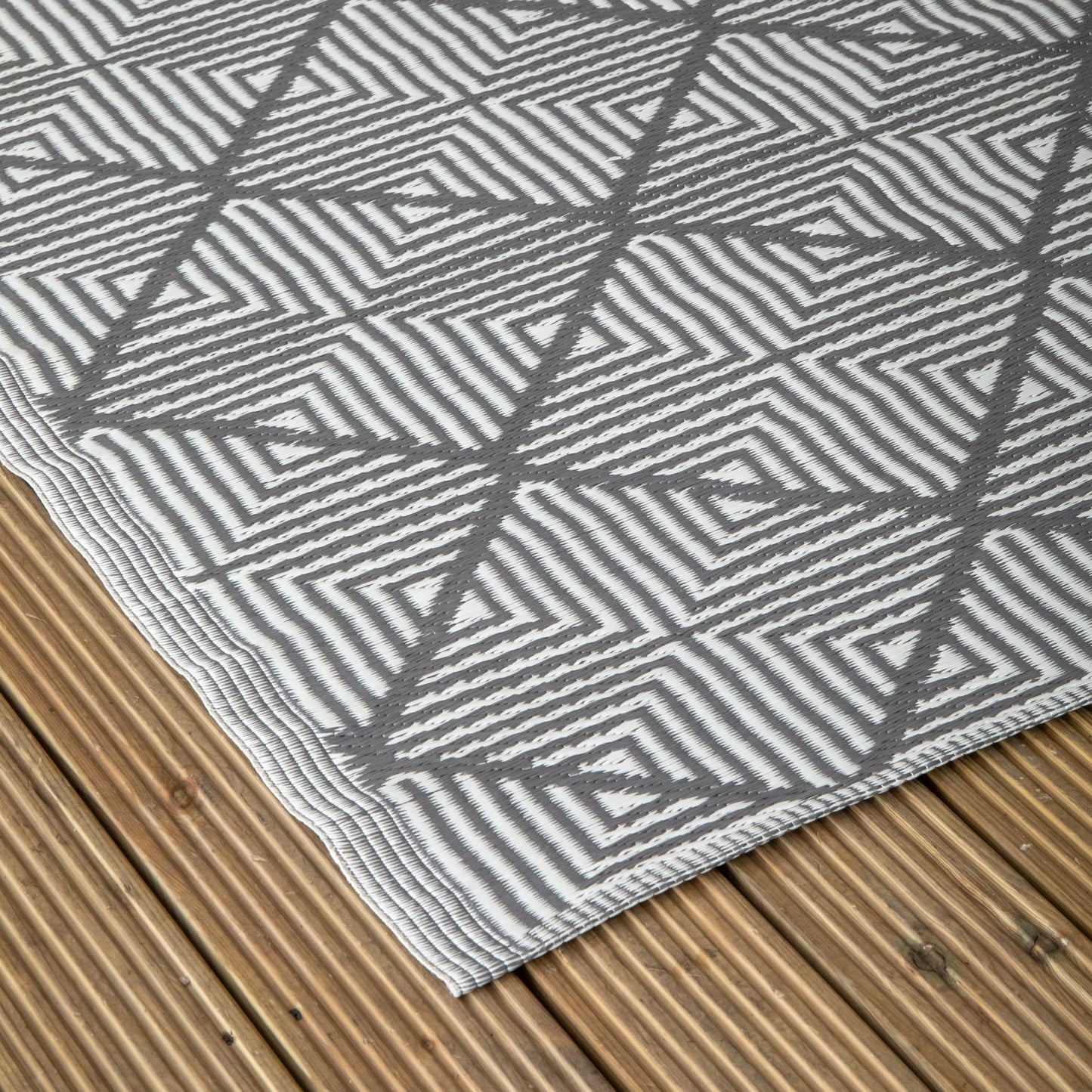 1.5m x 2.1m Alexandria Large Outdoor Alfresco Patio Rug Mat in Grey