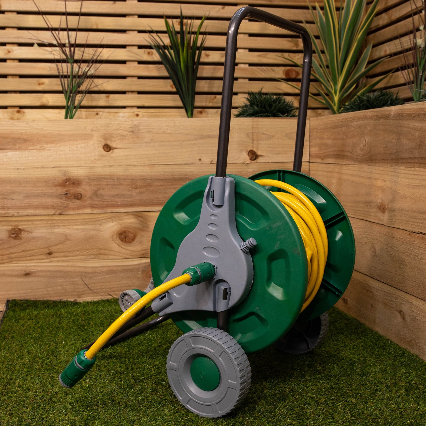 25m Reinforced Garden Hose Pipe and Spray Gun Trolley Set