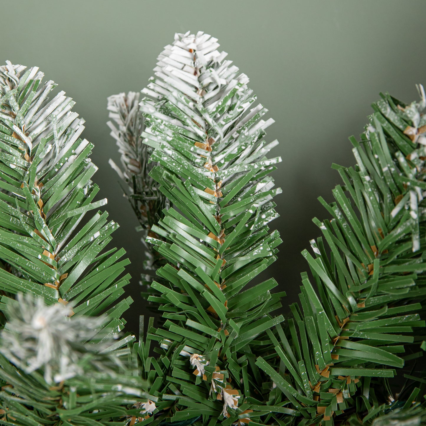 2.7m x 25cm Snow Tipped Plain Christmas Garland with 200 Tips