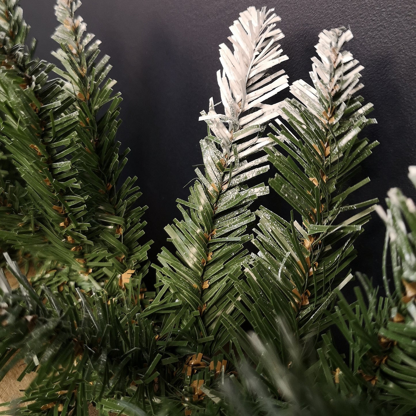 2.7m x 25cm Snow Tipped Plain Christmas Garland with 200 Tips