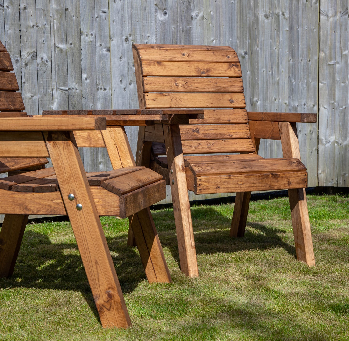 Charles Taylor Hand Made 2 Seater Chunky Rustic Wooden Garden Furniture Love Seat with Tray Assembled