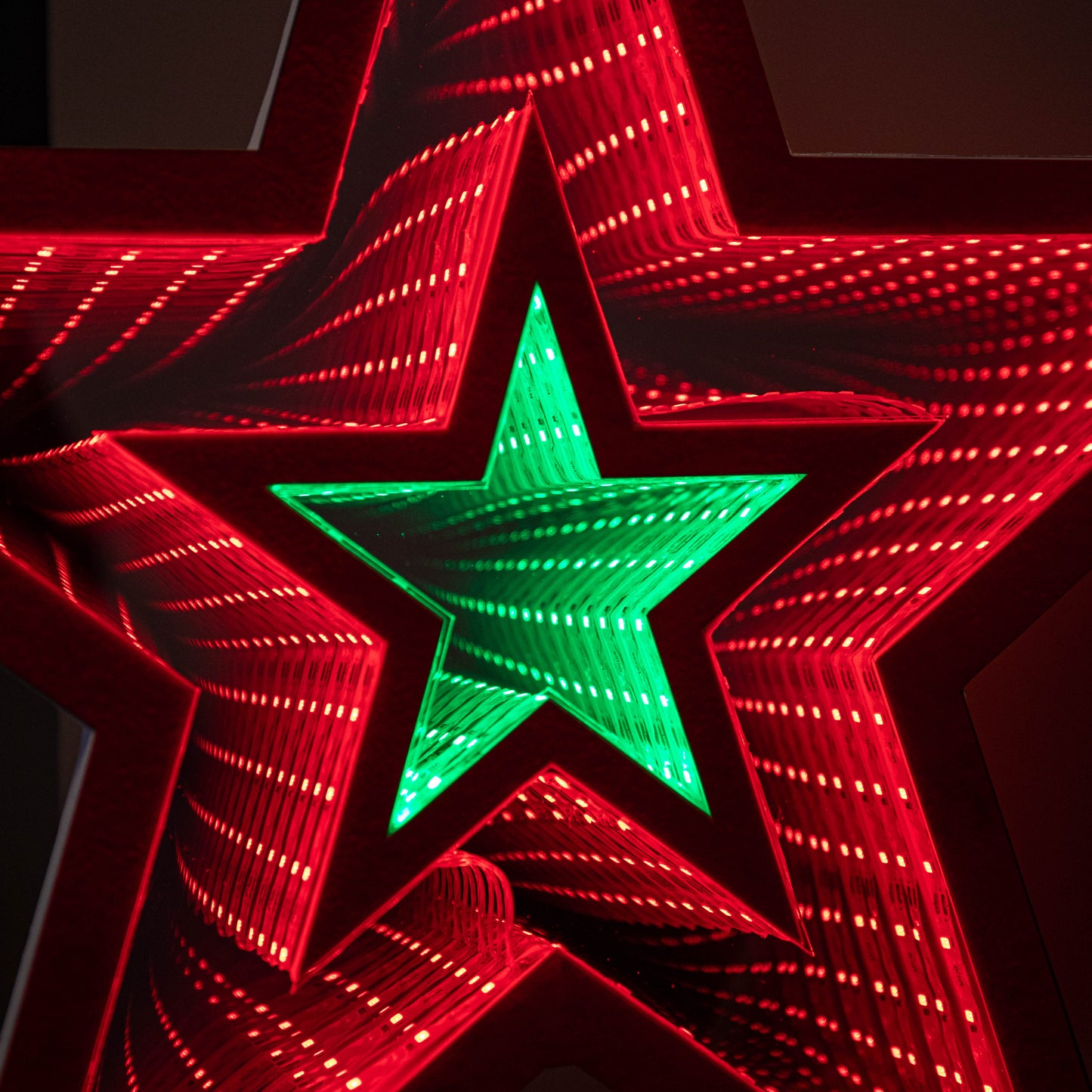 47cm Light up Star Infinity Christmas Decoration with Red and Green LEDs