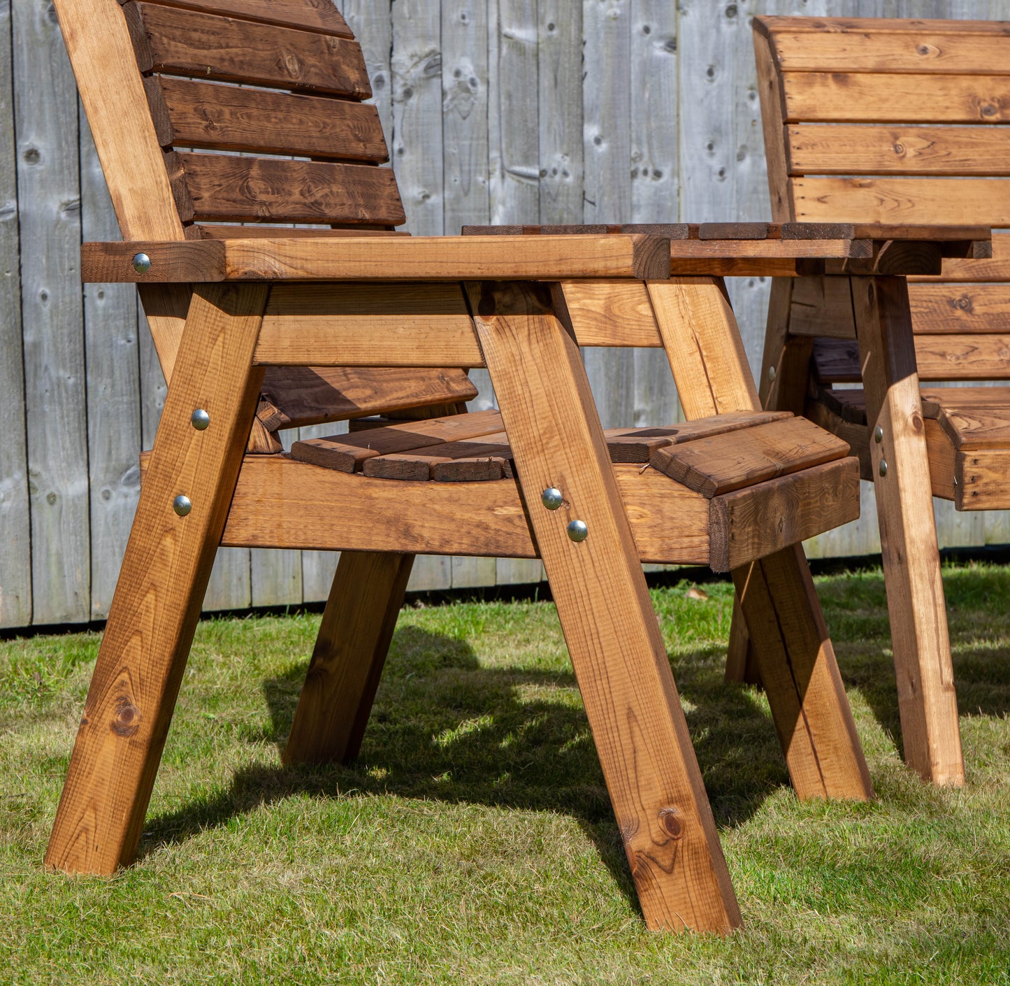 Charles Taylor Hand Made 2 Seater Chunky Rustic Wooden Garden Furniture Love Seat with Tray Assembled