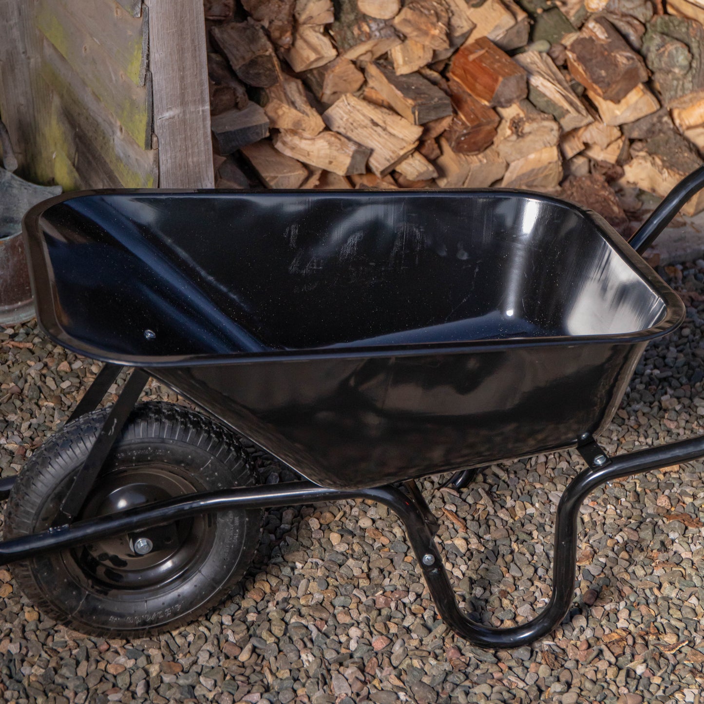 Black 90 Litre 150kg Capacity Heavy Duty Outdoor Galvanised Pneumatic Metal Garden Wheelbarrow