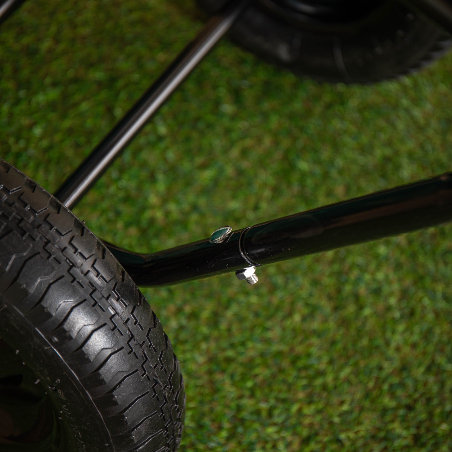 Heavy Duty 2 Wheel Outdoor Pneumatic Plastic Garden Wheelbarrow in Green