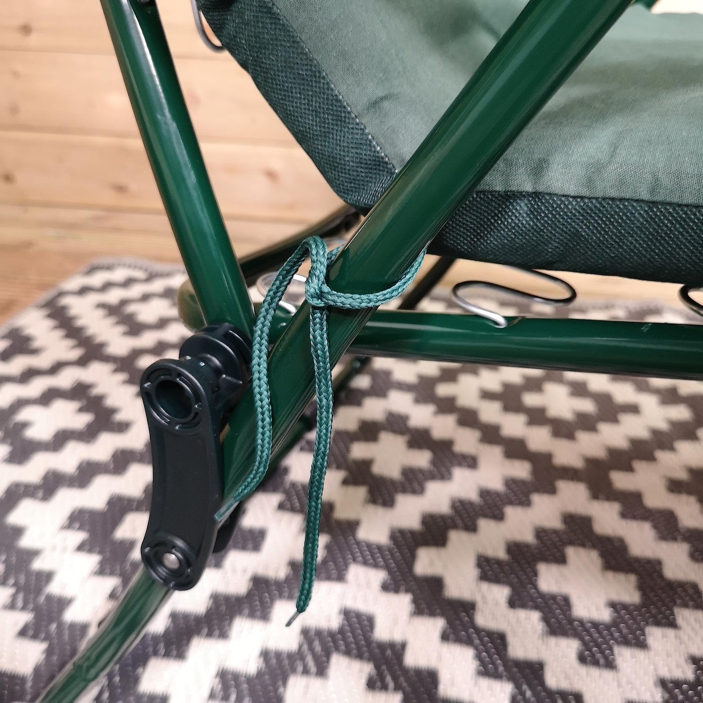 Factory Seconds: Set of 2 Padded Outdoor Garden Patio Recliner / Sun Lounger in Plain Green