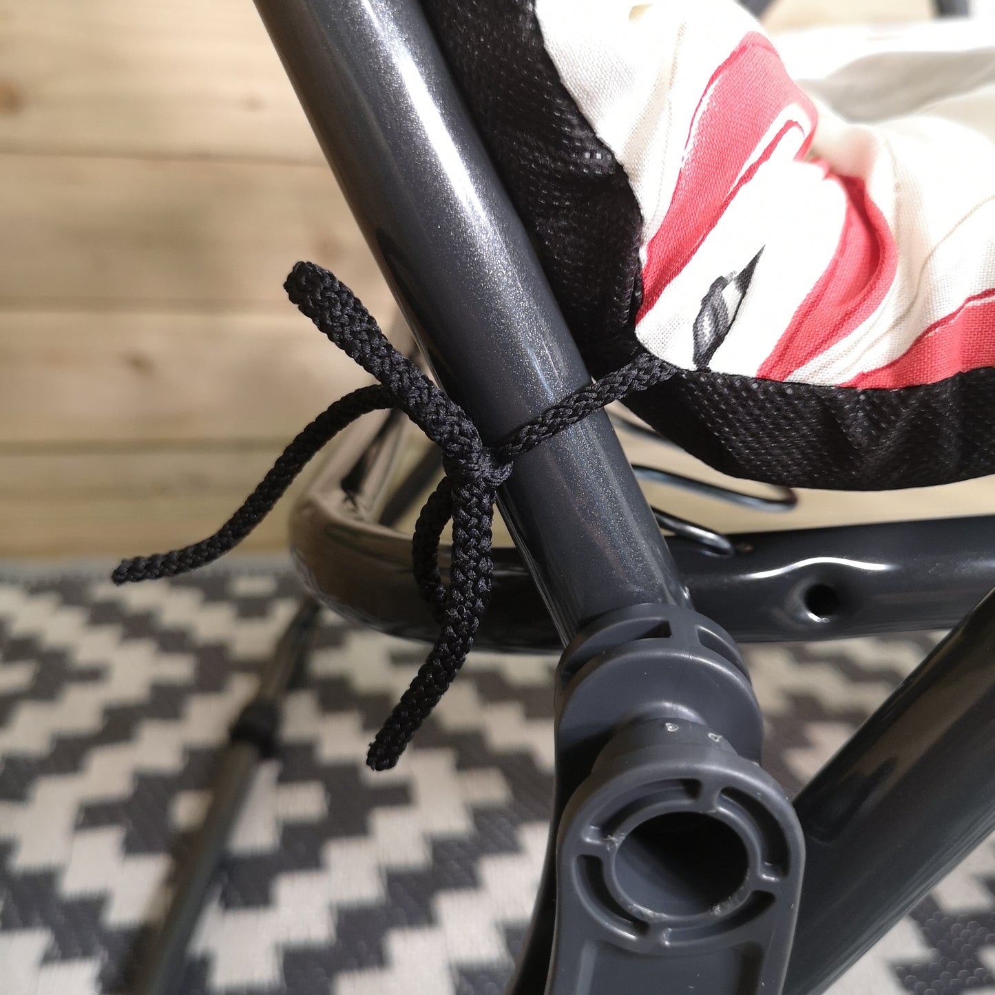 Factory Seconds: Padded Outdoor Garden Patio Recliner / Sun Lounger with Flowers