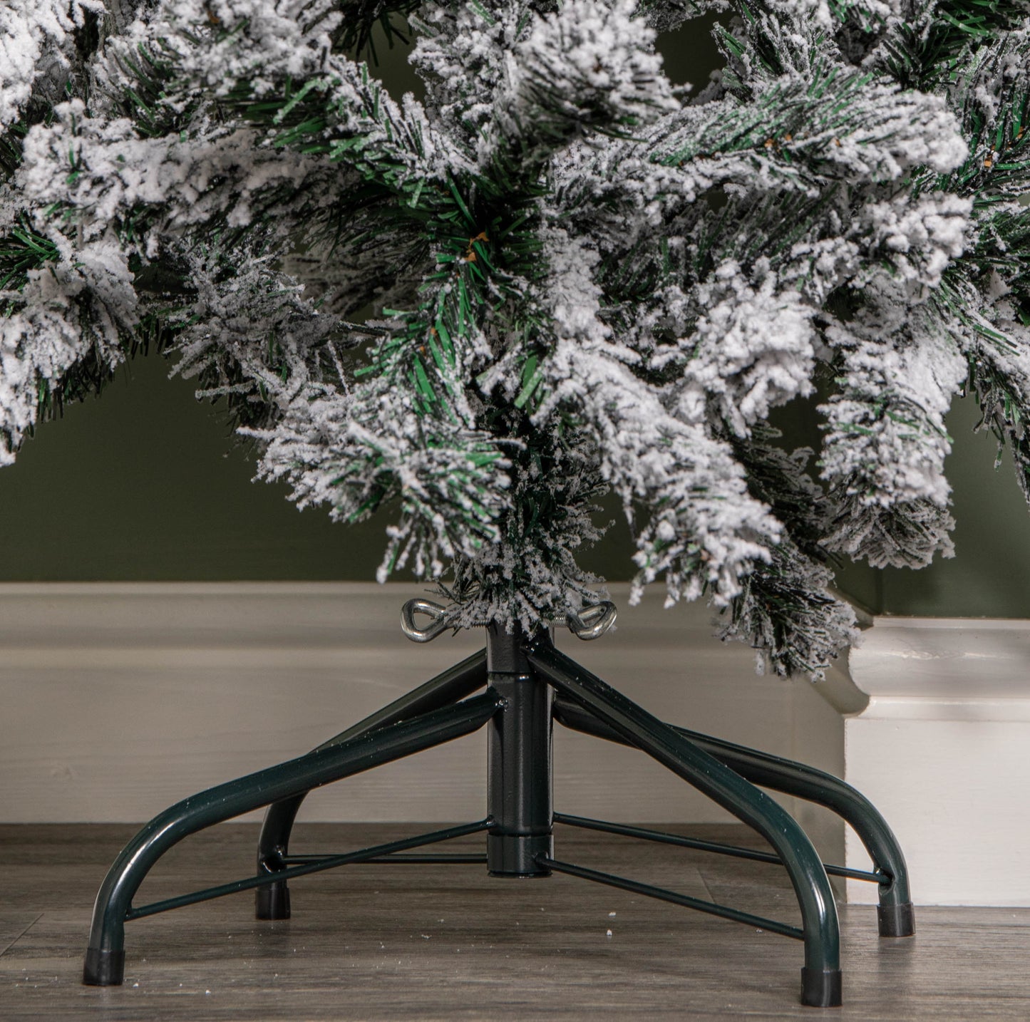 Factory Seconds: 4ft (1.2m) Snow Flocked Artificial Christmas Tree with Green Metal Stand and 177 Tips