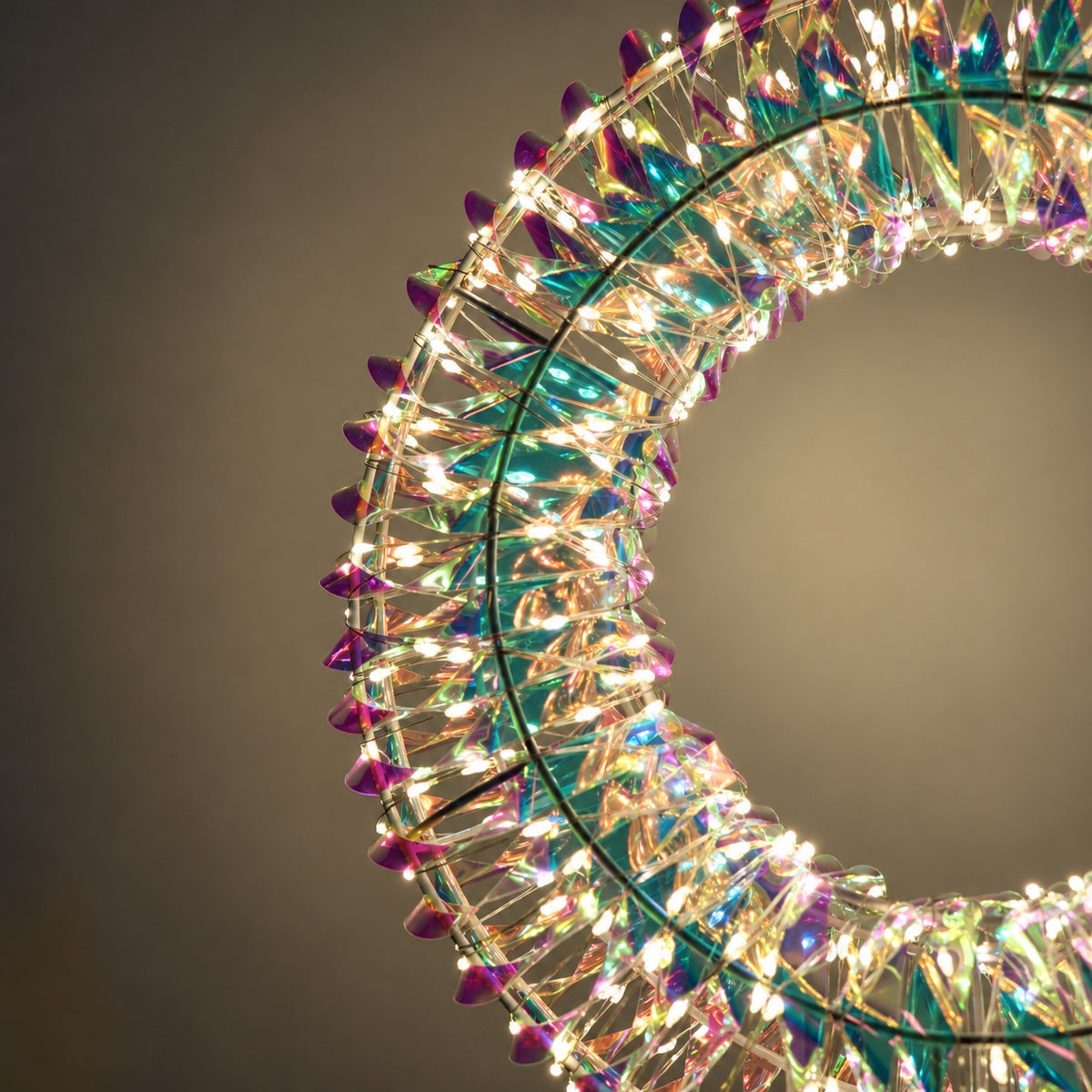 45cm Light up Iridescent Christmas Wreath with Base & Warm White LEDs