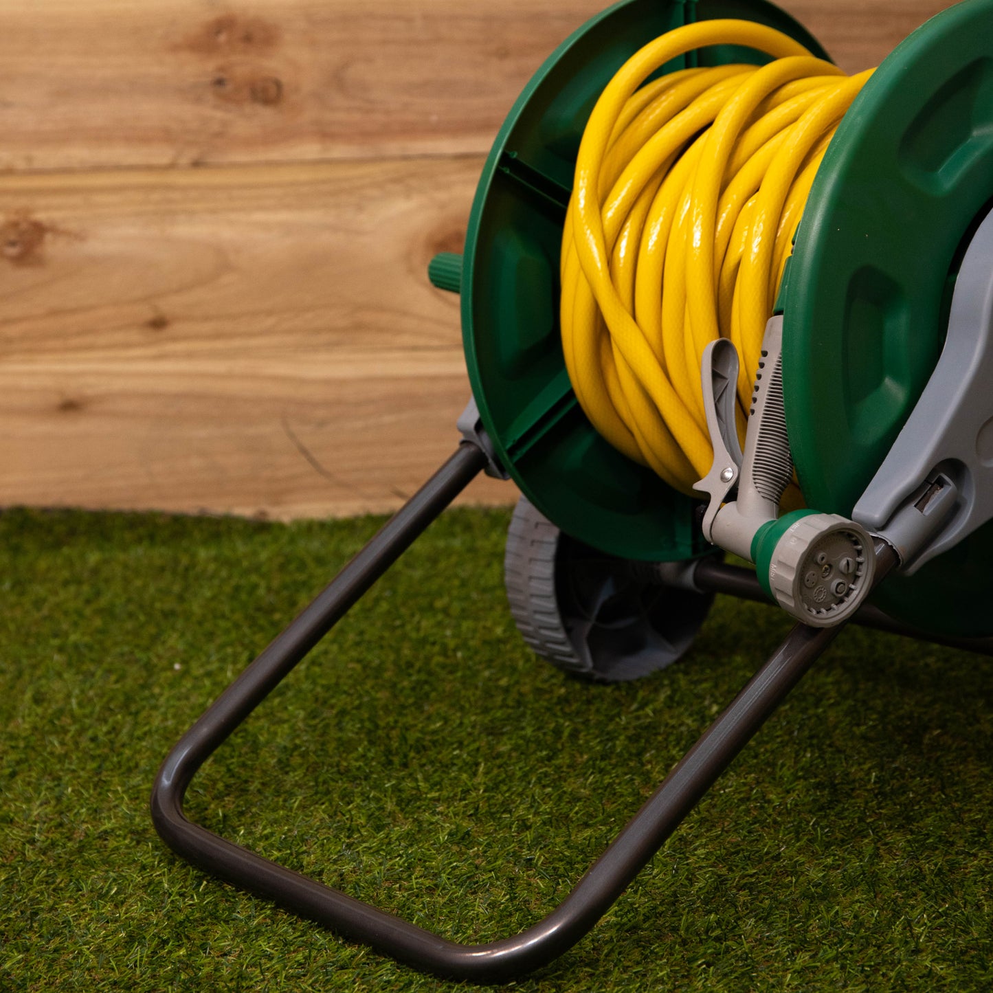 25m Reinforced Garden Hose Pipe and Spray Gun Trolley Set