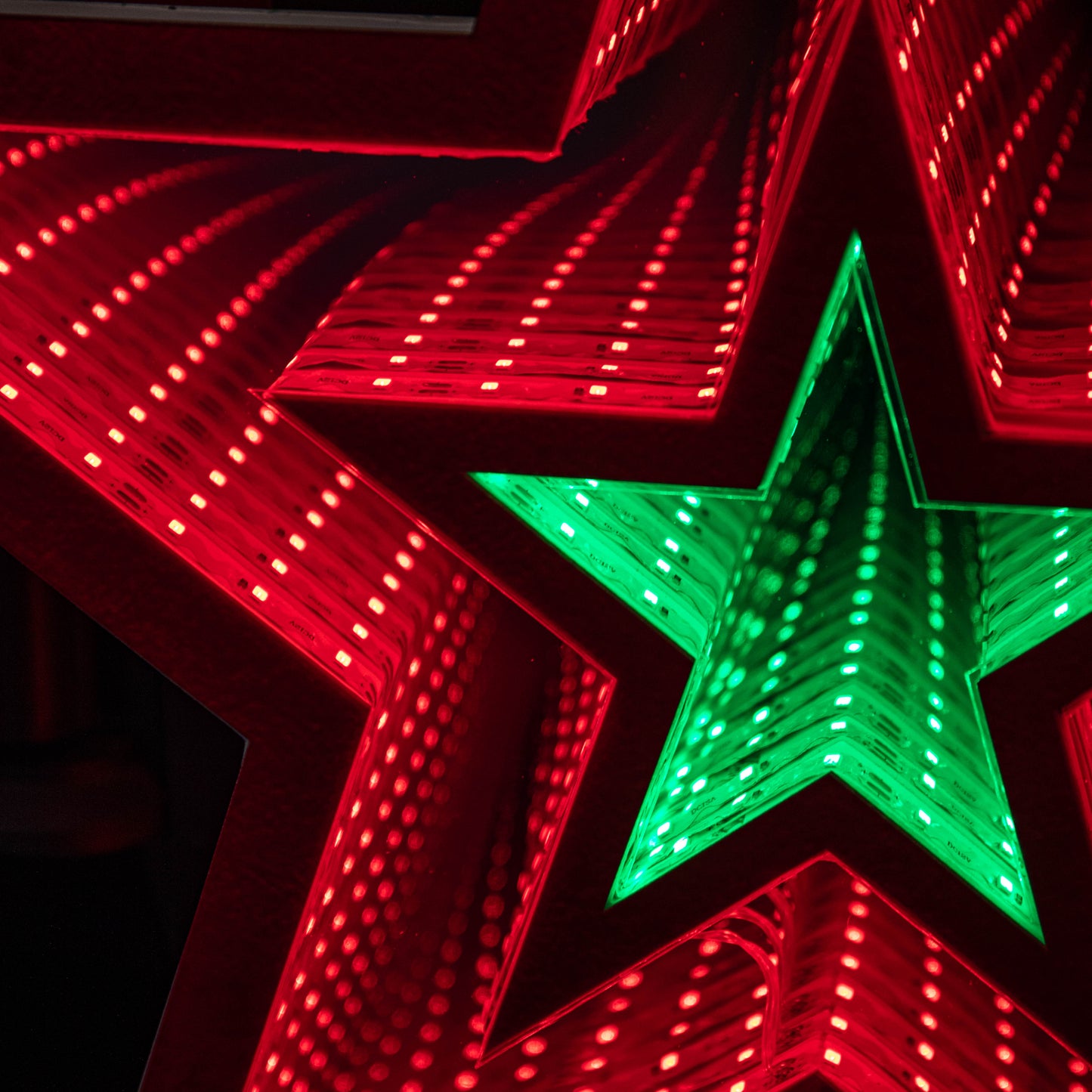 47cm Light up Star Infinity Christmas Decoration with Red and Green LEDs