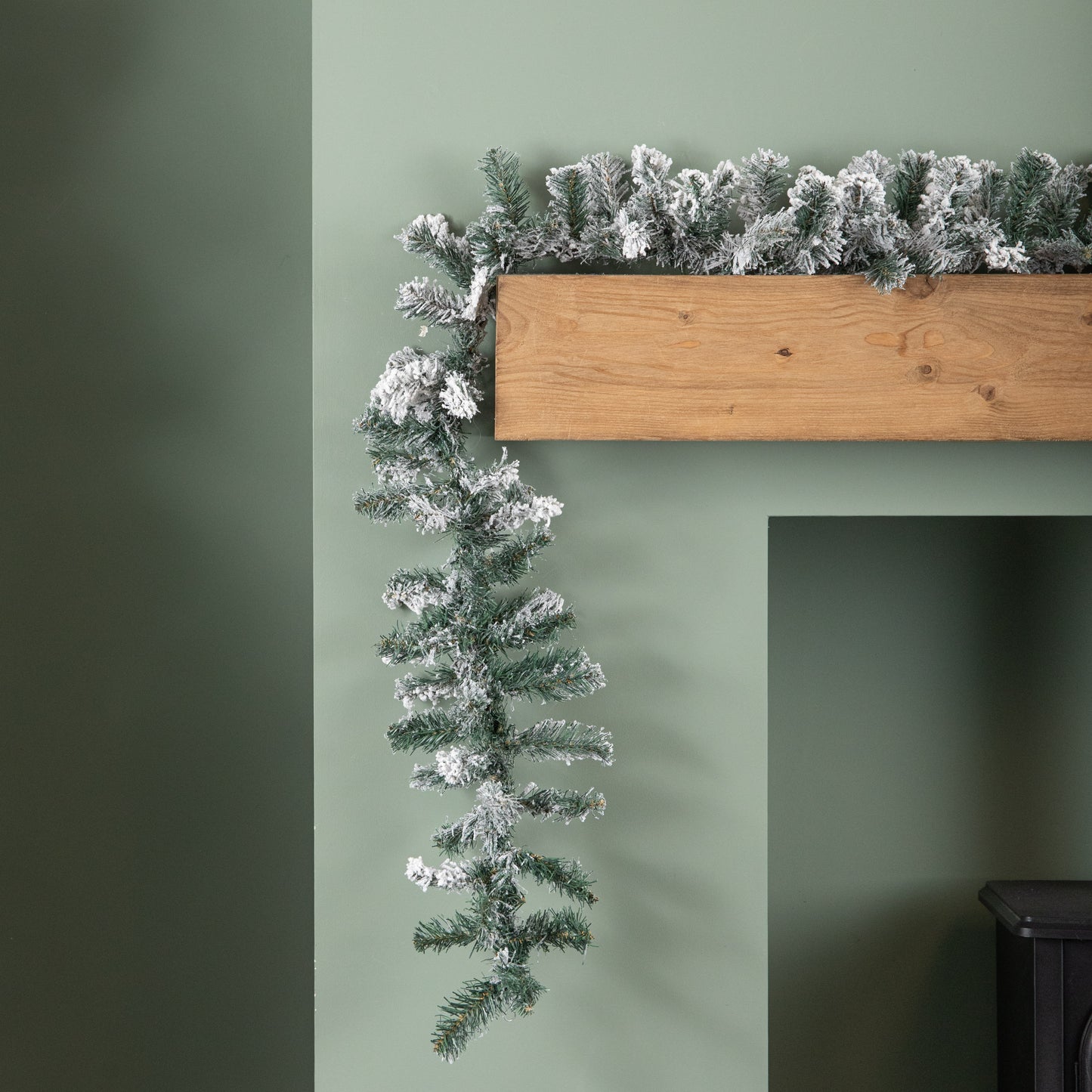 9ft (2.7m) Premier Christmas Snow Flocked Woodcote Fir Garland