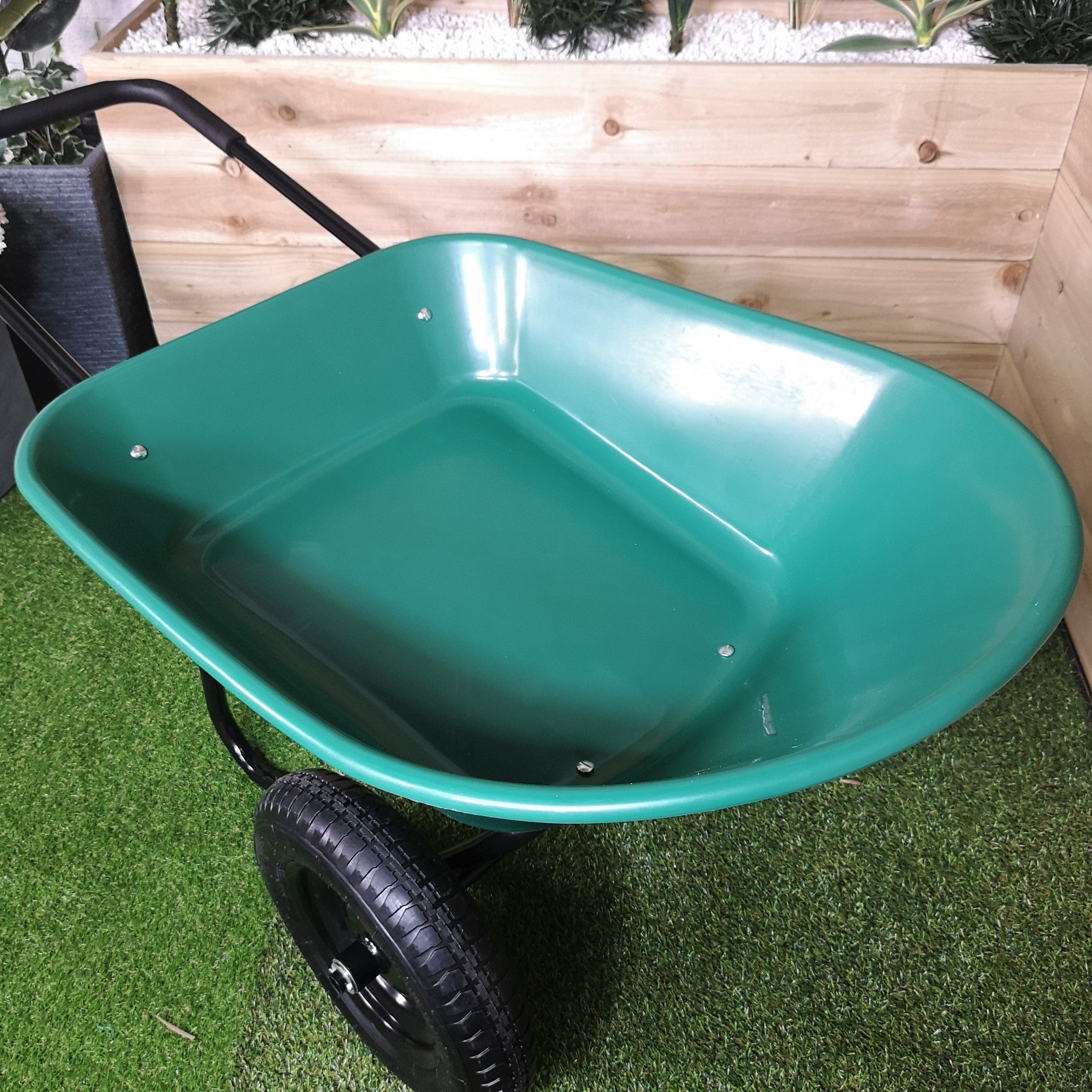 Heavy Duty 2 Wheel Outdoor Pneumatic Plastic Garden Wheelbarrow in Green