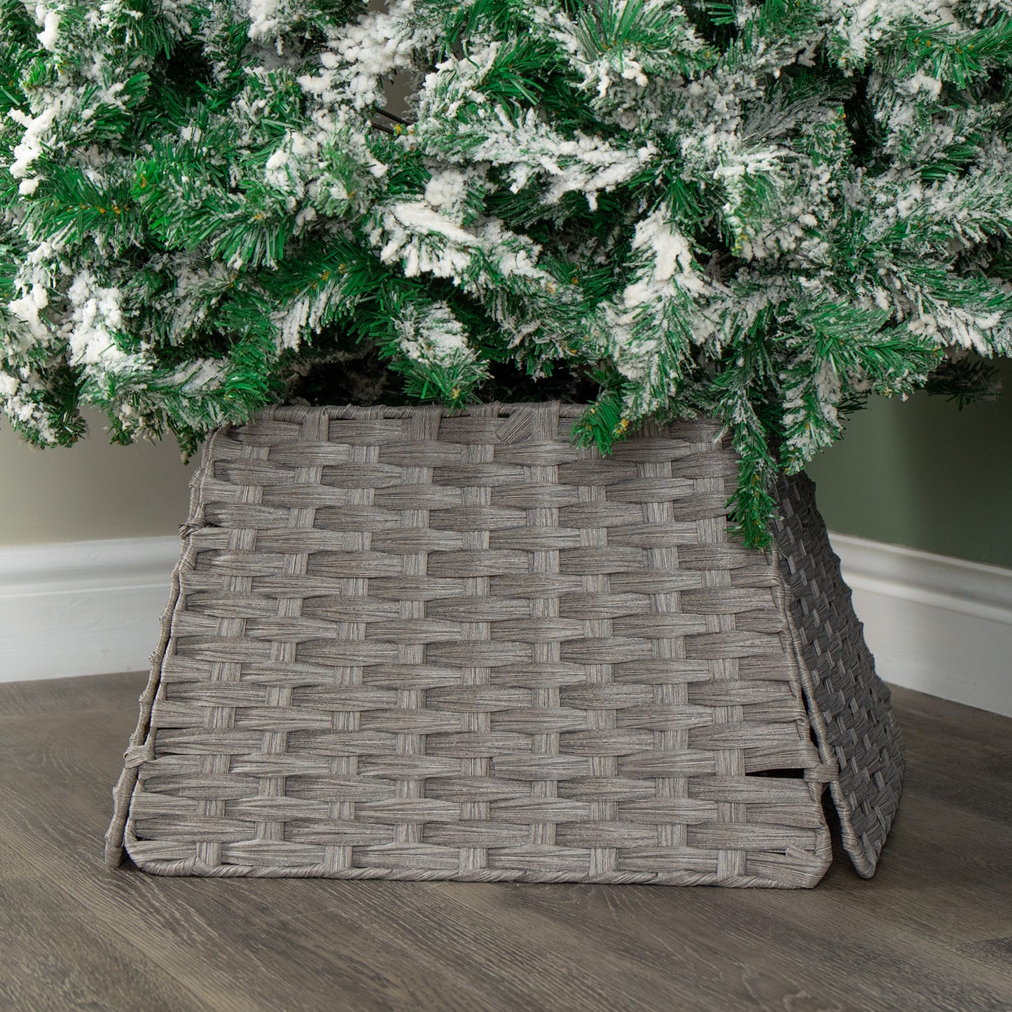 47cm x 46cm Samuel Alexander Foldable Rattan Christmas Tree Skirt in Grey