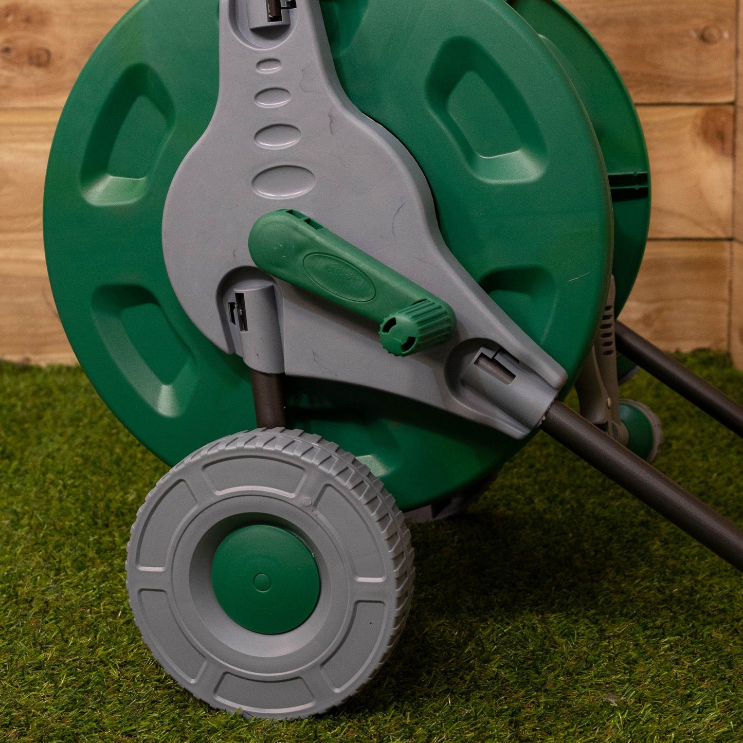 25m Reinforced Garden Hose Pipe and Spray Gun Trolley Set