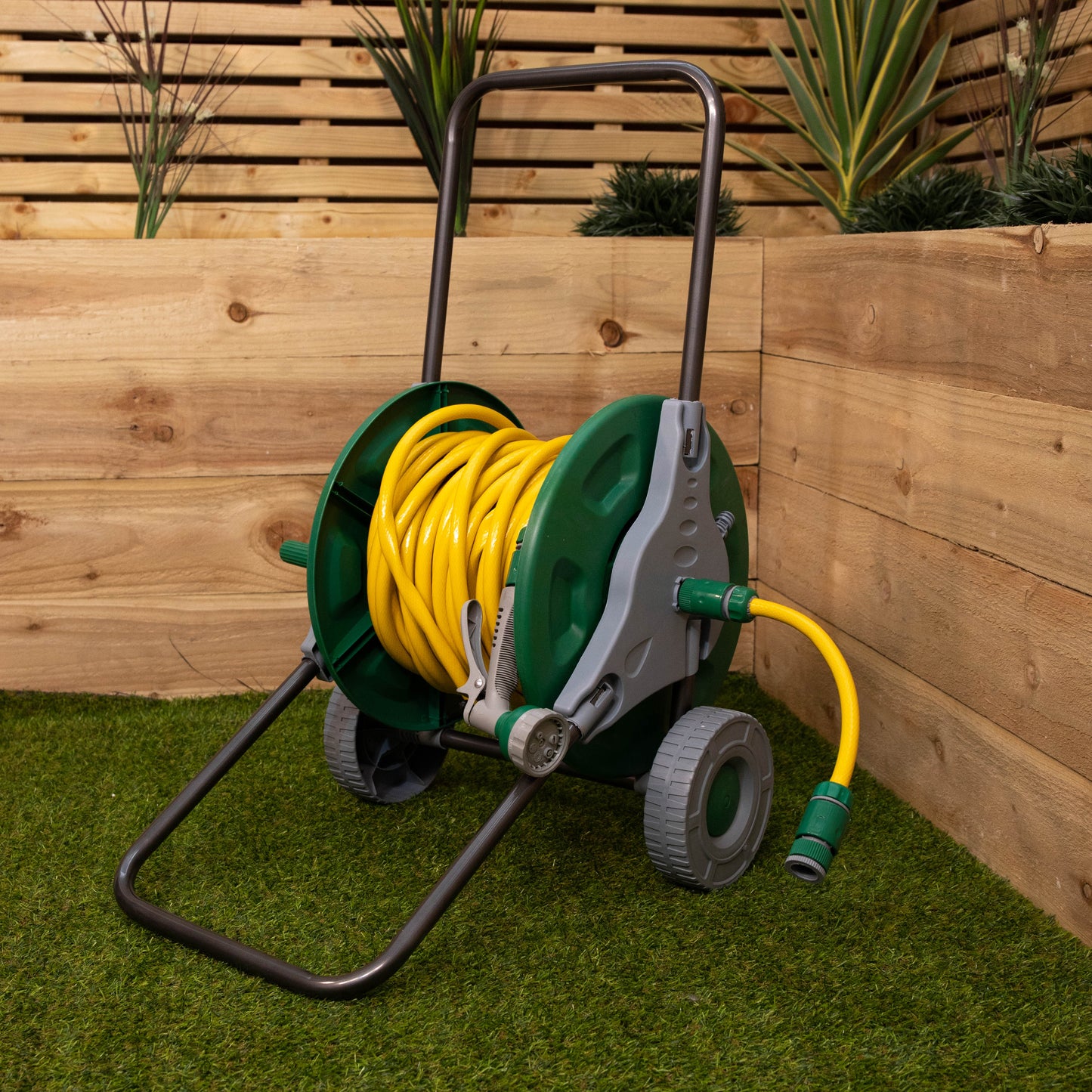 25m Reinforced Garden Hose Pipe and Spray Gun Trolley Set