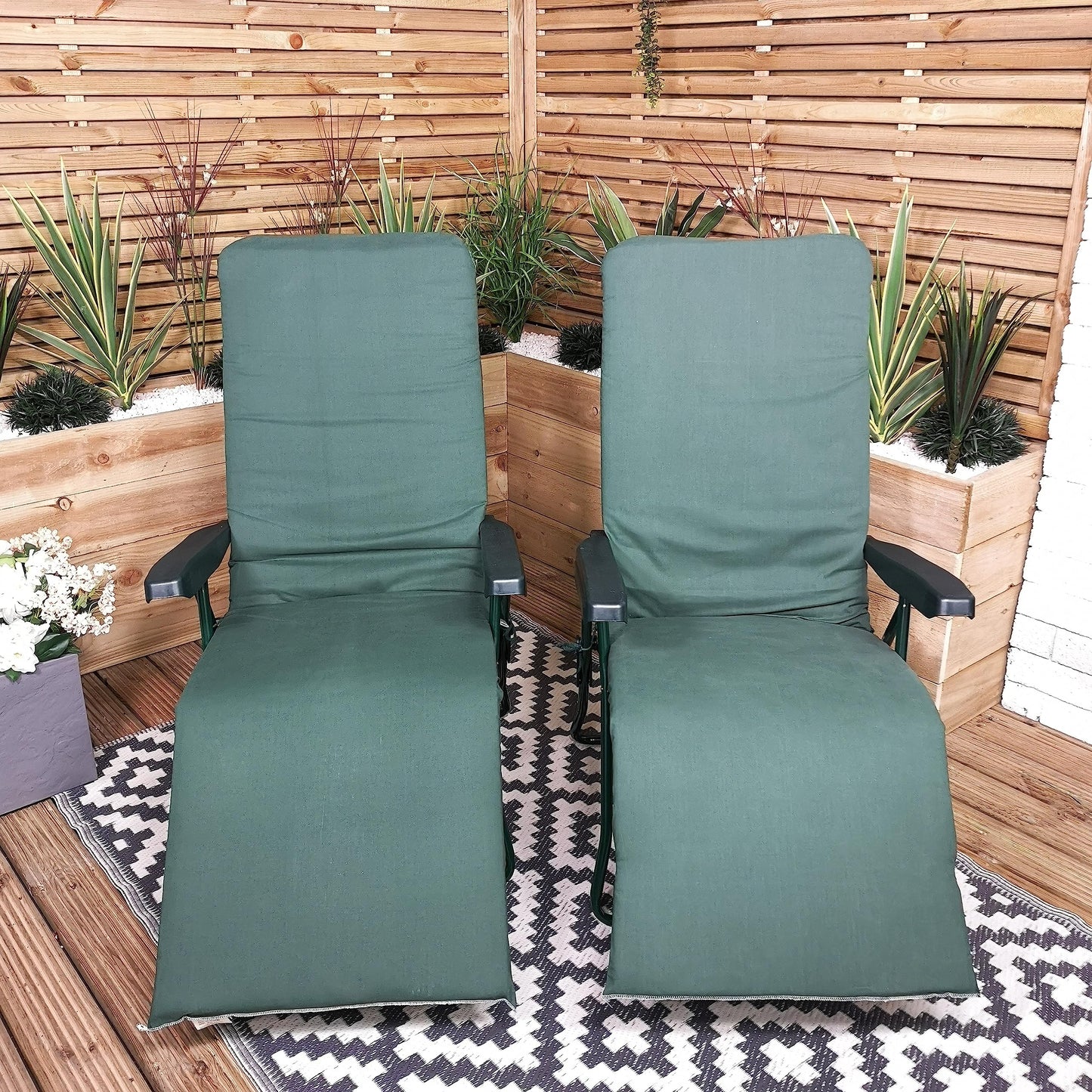 Factory Seconds: Set of 2 Padded Outdoor Garden Patio Recliner / Sun Lounger in Plain Green