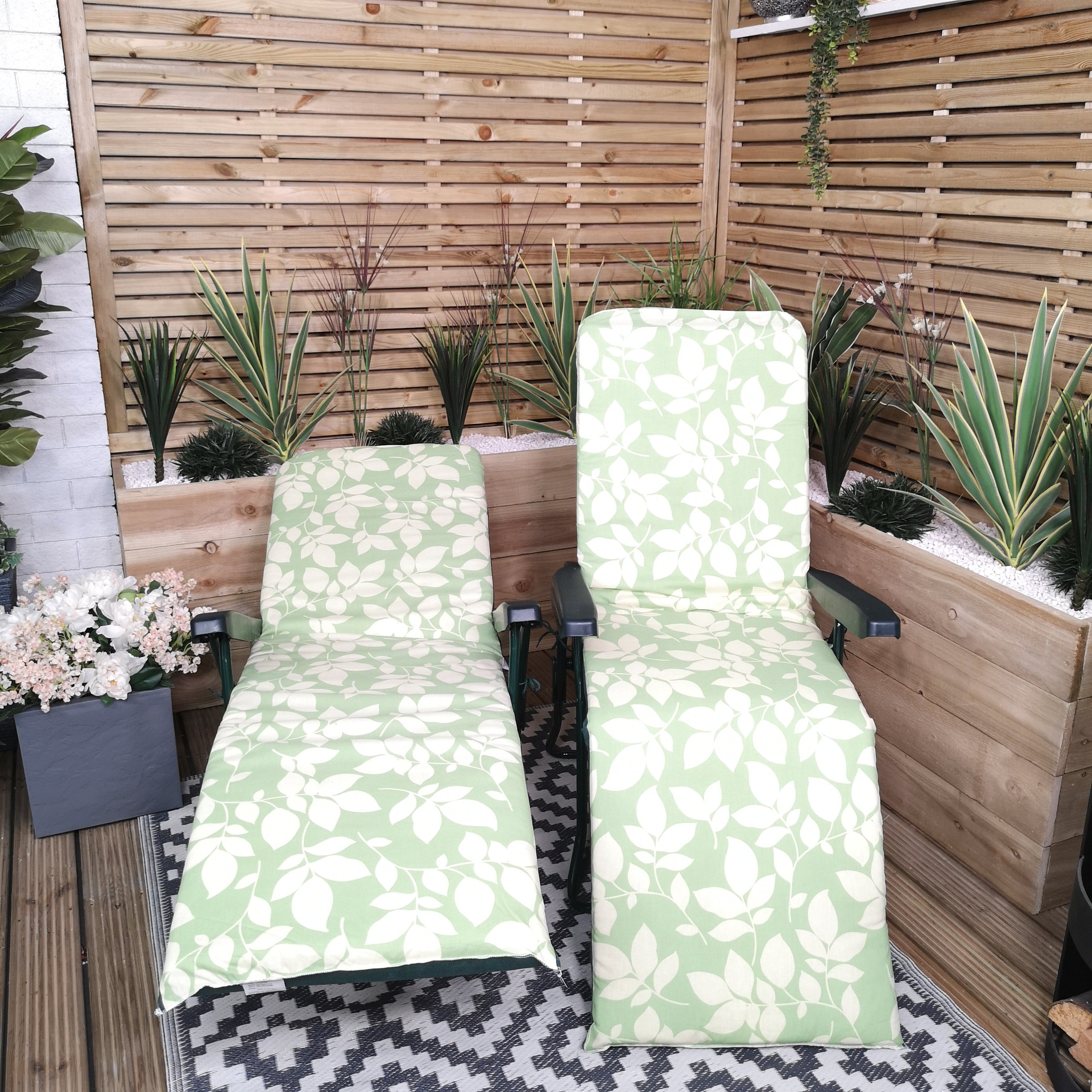 Set of 2 Padded Outdoor Garden Patio Recliner / Sun Lounger Green with Leaf Pattern