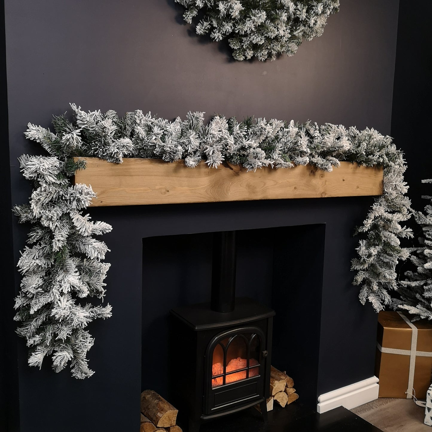 2.7m Green Snow Flocked Christmas Garland with 190 Tips