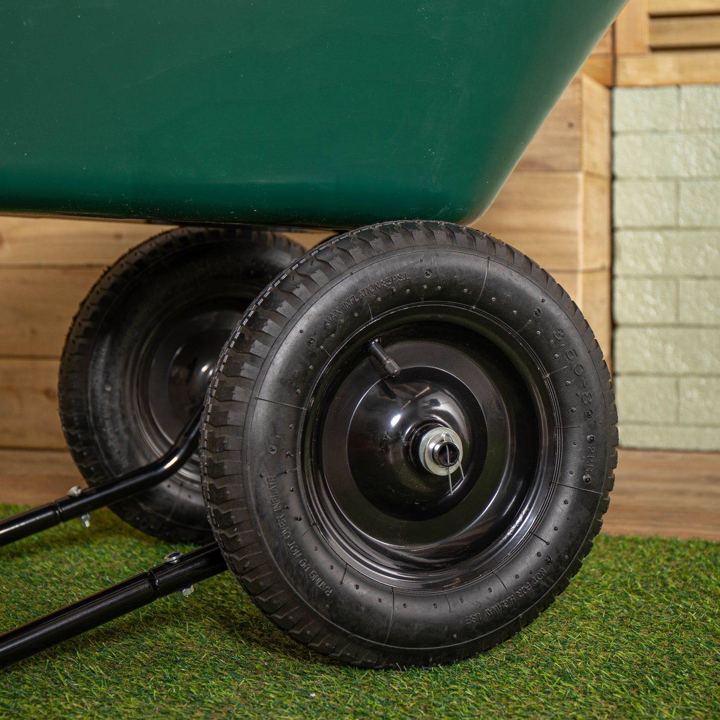 Heavy Duty 2 Wheel Outdoor Pneumatic Plastic Garden Wheelbarrow in Green