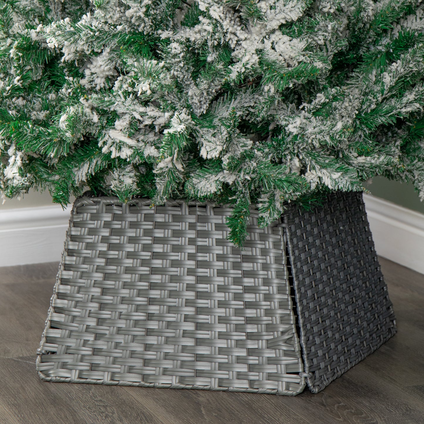47cm x 46cm Samuel Alexander Foldable Faux Rattan Christmas Tree Skirt in Grey
