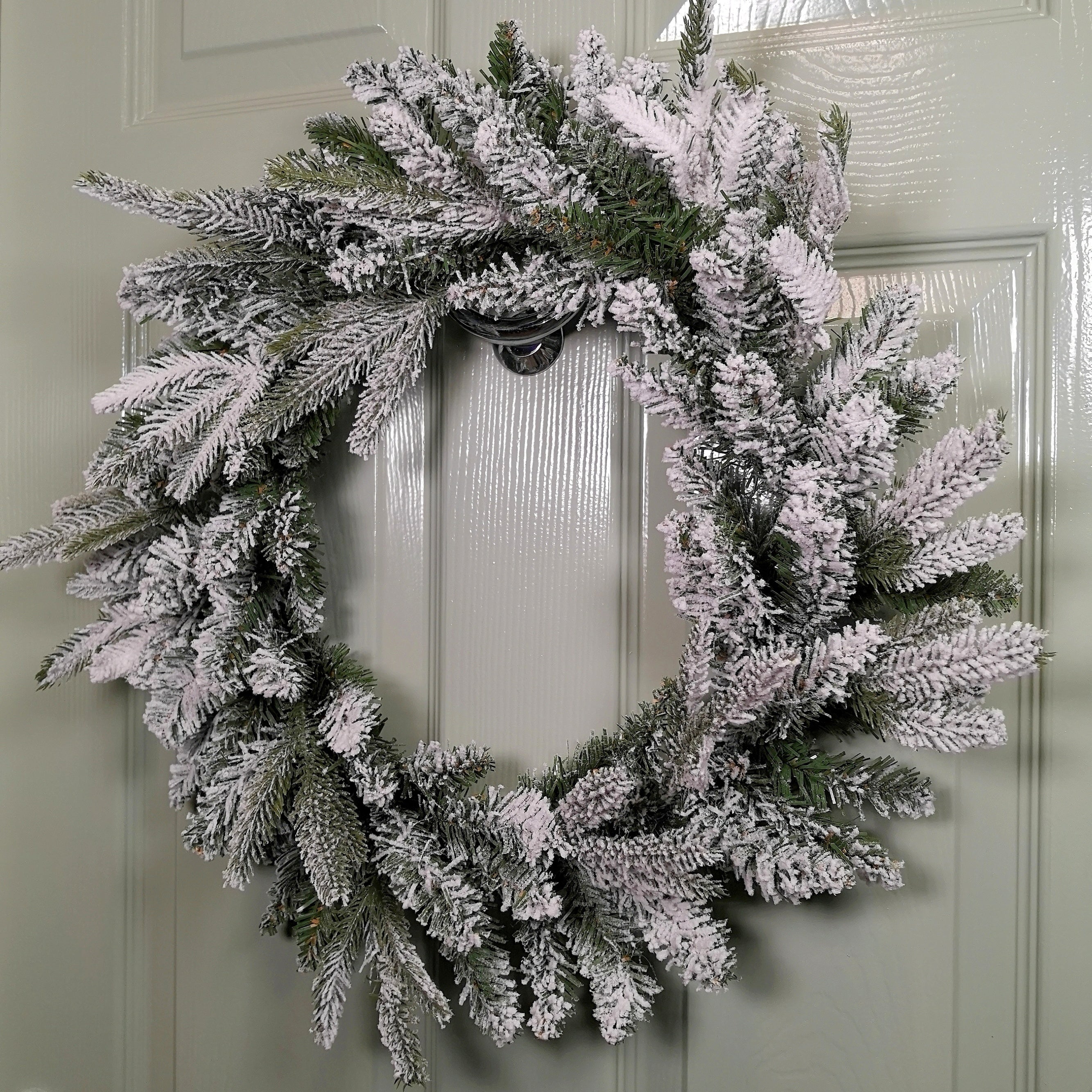 45cm Snow Flocked Green Wreath Christmas Decoration with 84 Tips