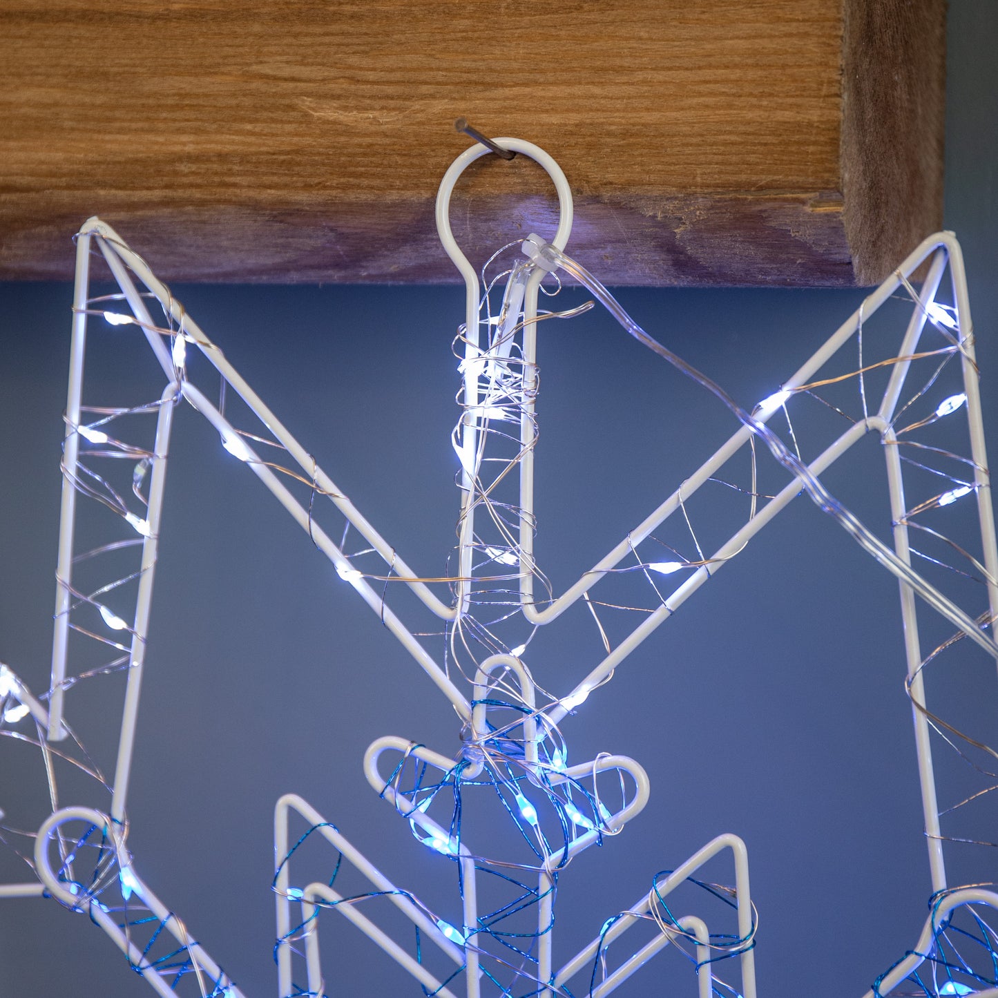 52cm Light up Christmas Snowflake Dewdrop Silhouette with Twinkling LEDs