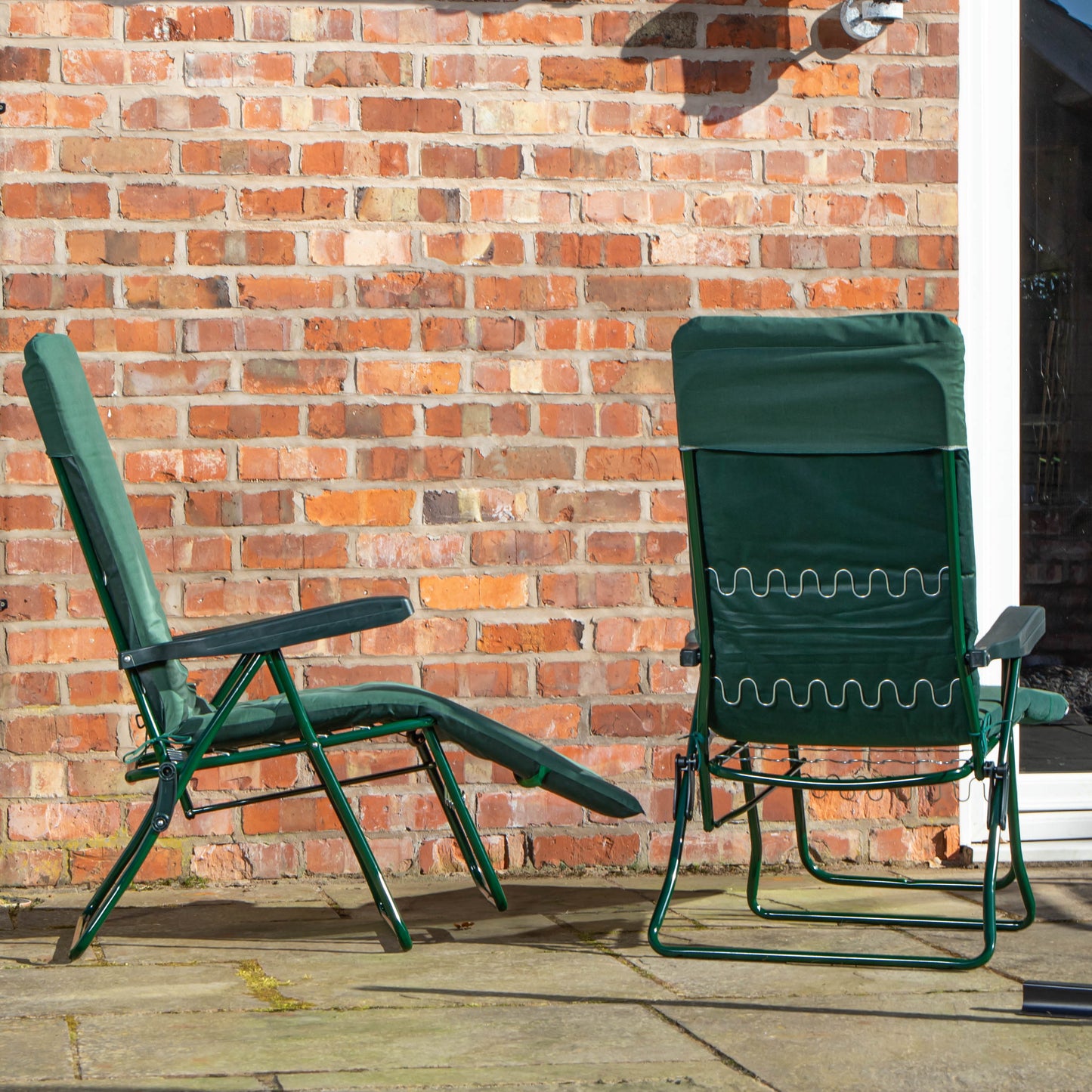 Factory Seconds: Set of 2 Padded Outdoor Garden Patio Recliner / Sun Lounger in Plain Green