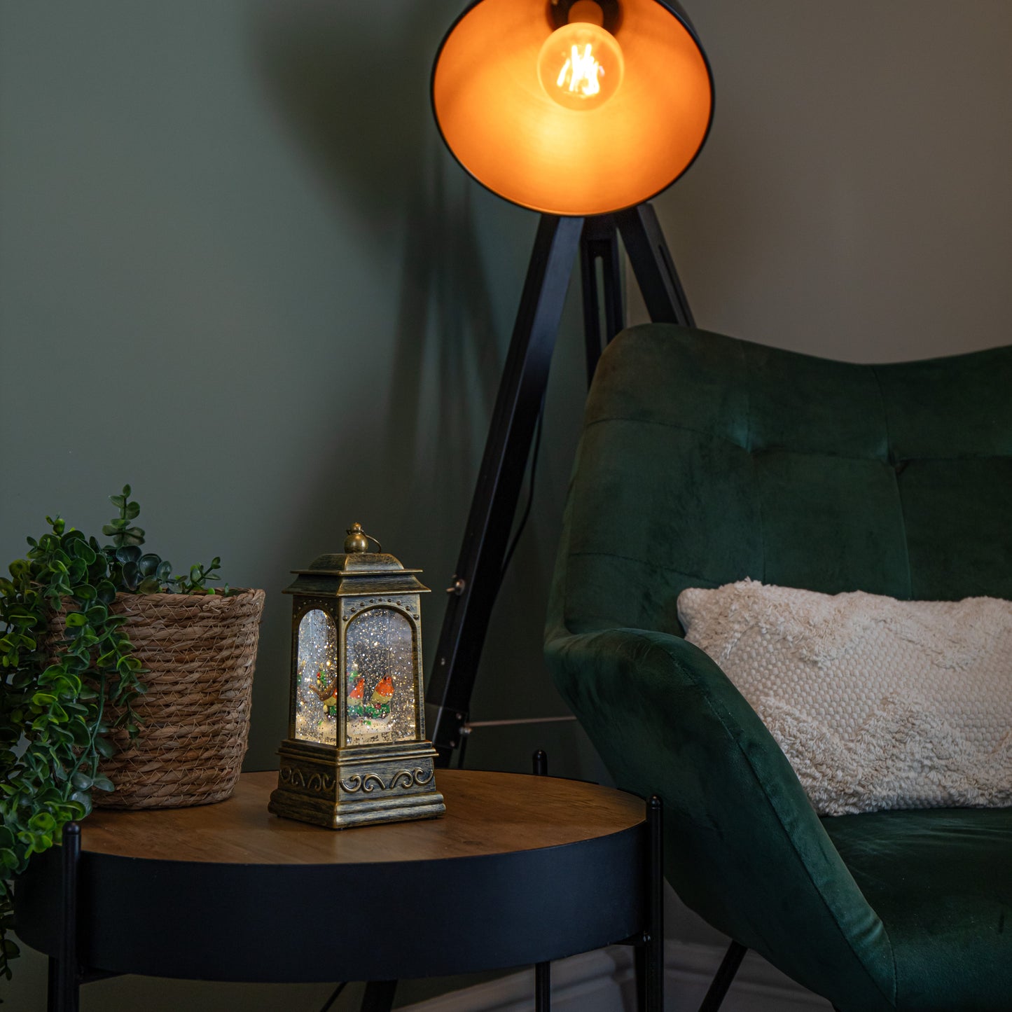 21cm Battery Operated Christmas Robin Scene Glitter Water Spinner Lantern Decoration