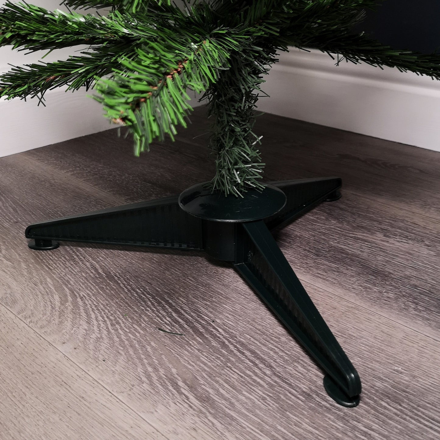 Factory Seconds: 4ft (1.2m) Pencil Style Slim Artificial Christmas Tree in Green