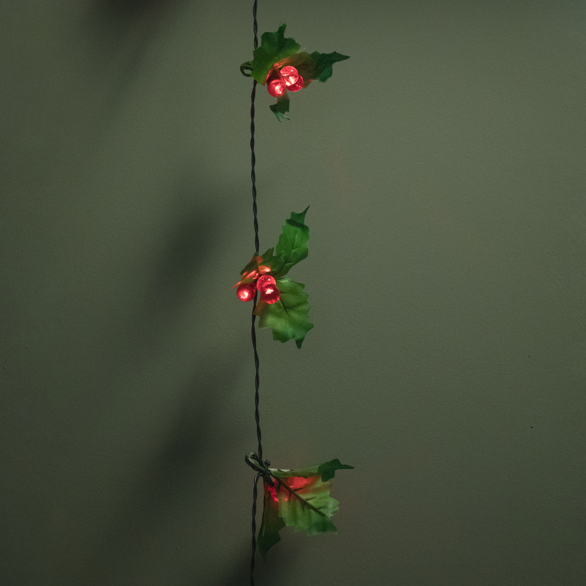 2.8m Light up Christmas Holly Garland with Red Berries and 40 Red LEDs
