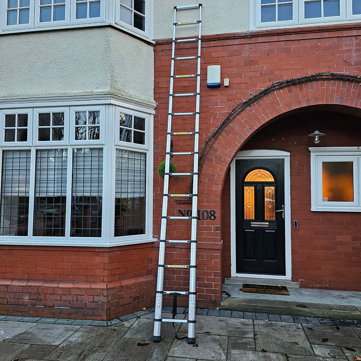 4.7m Telescopic Ladder Multi-Purpose folding Ladders Telescopic Extendable Portable Sturdy Loft Ladder