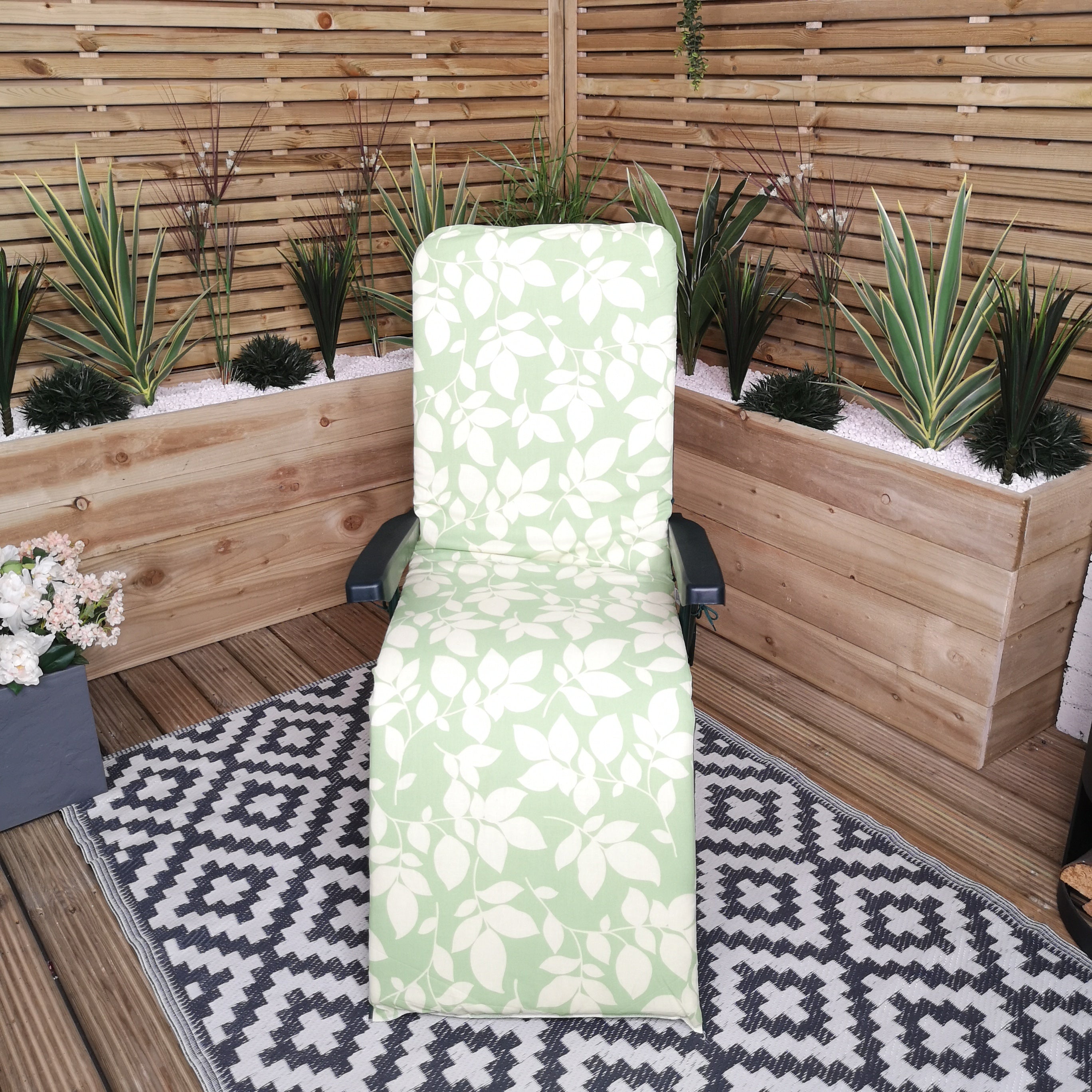 Padded Outdoor Garden Patio Recliner / Sun Lounger Green with Leaf Pattern