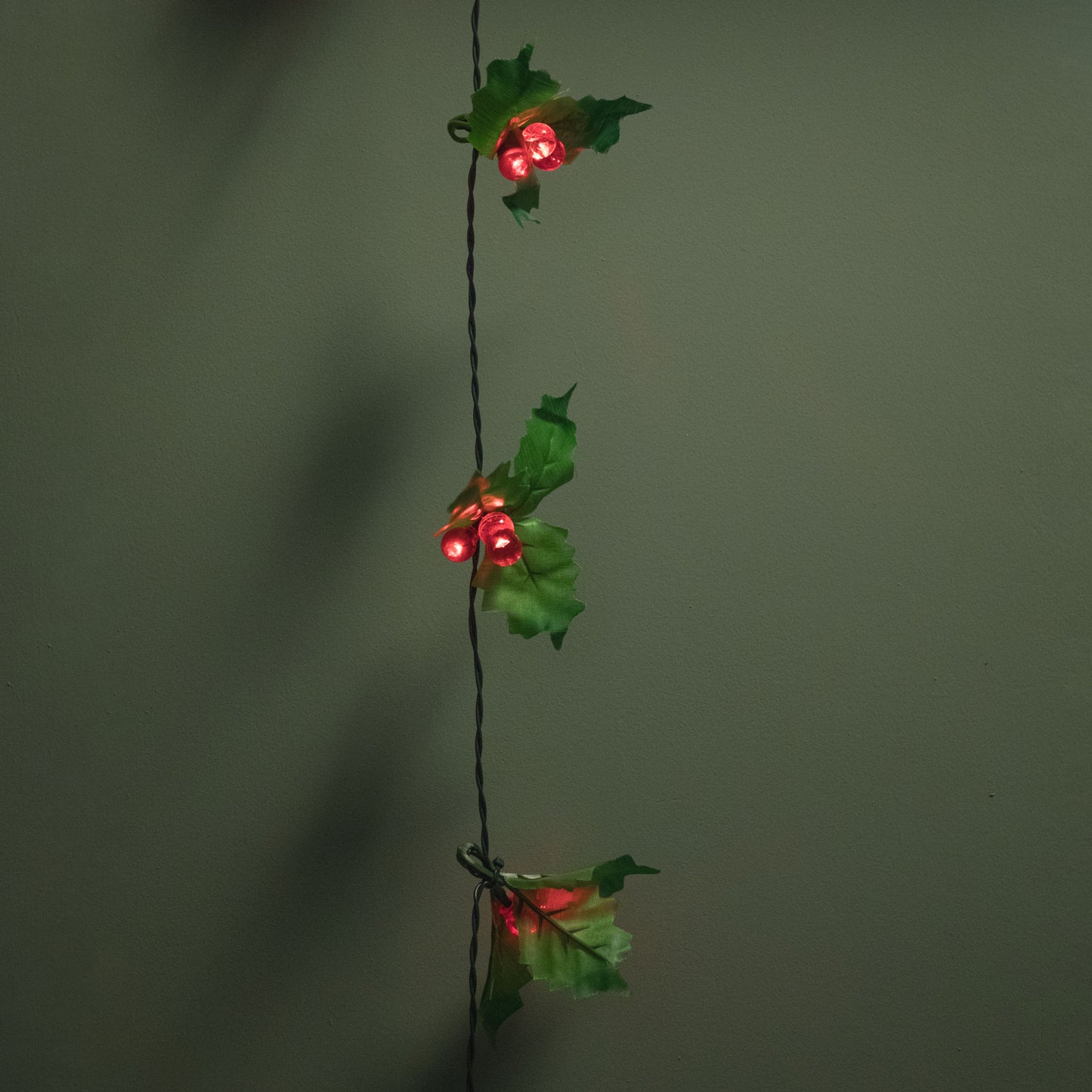 Snowtime Indoor Outdoor 100 Christmas LED Red Berry And Holly Lights Green Cable