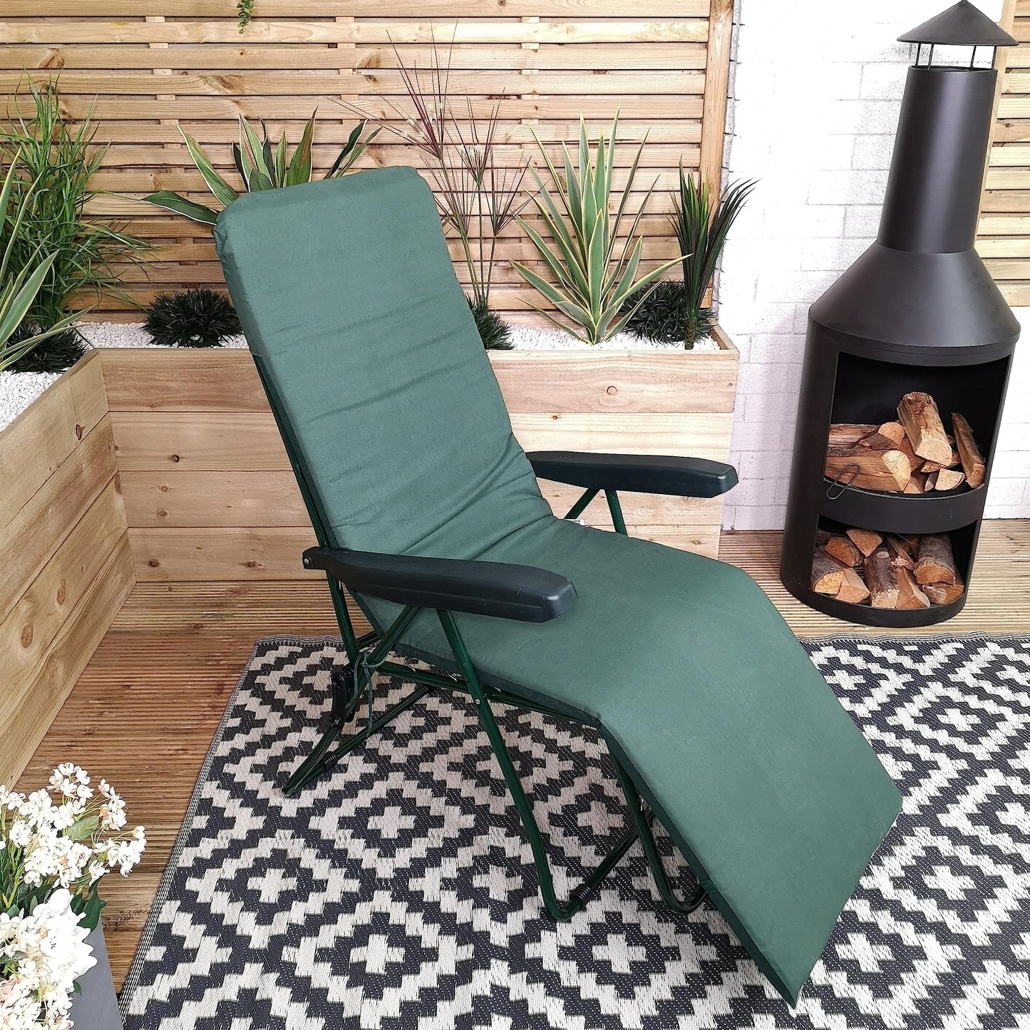Factory Seconds: Padded Outdoor Garden Patio Recliner / Sun Lounger in Plain Green
