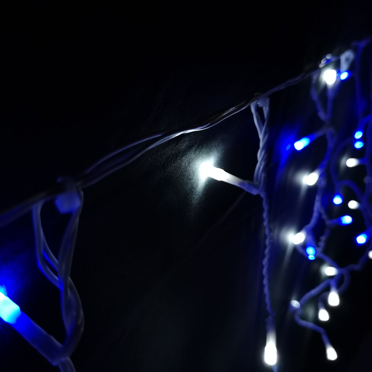 640 LED 16m Premier Christmas Outdoor 8 Function Icicle Lights in Blue & White