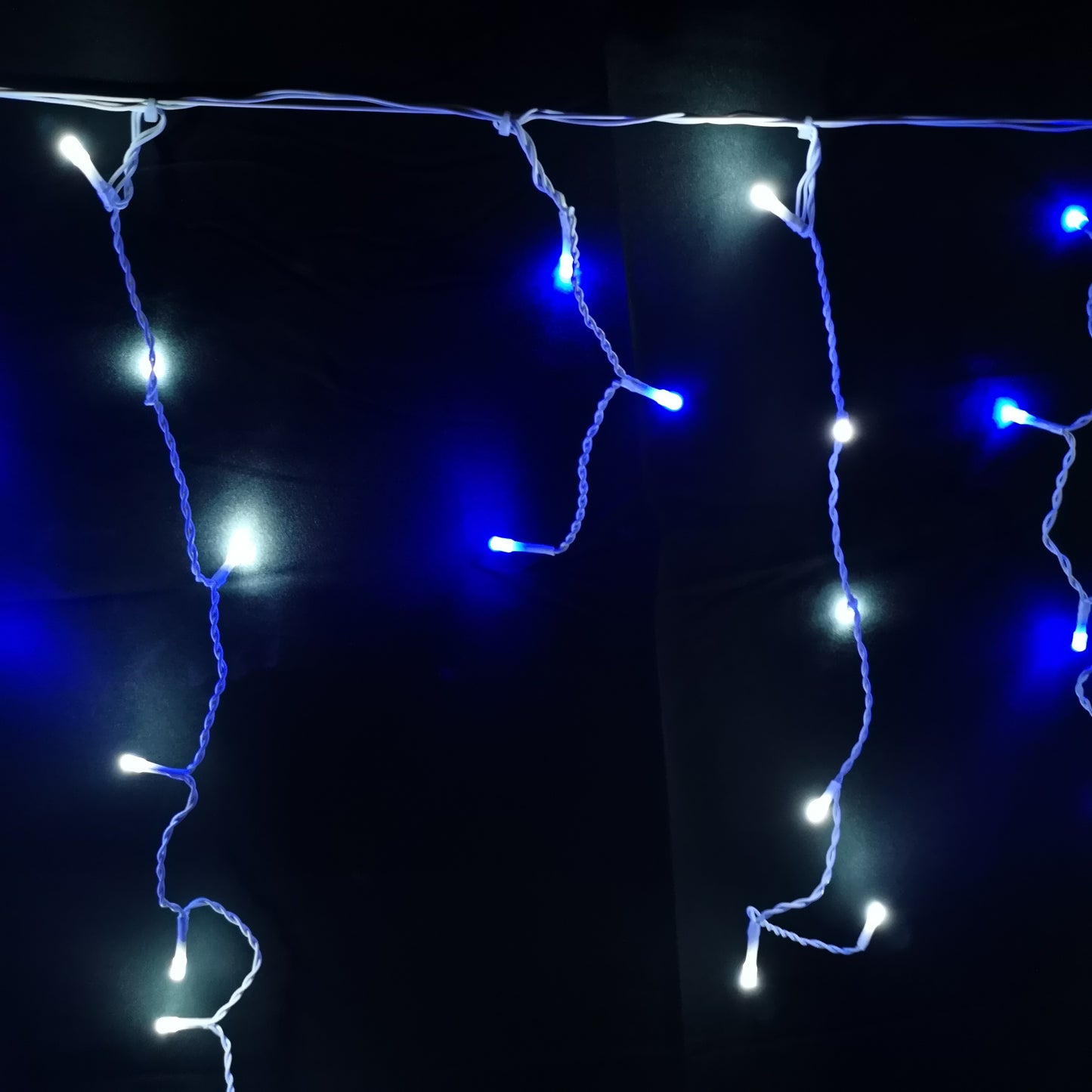 640 LED 16m Premier Christmas Outdoor 8 Function Icicle Lights in Blue & White
