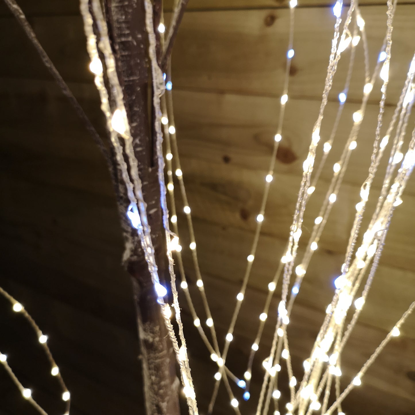 5ft 1.5m Premier Christmas Brown Flocked Static/Flashing 540 LED Willow Tree in White Mix