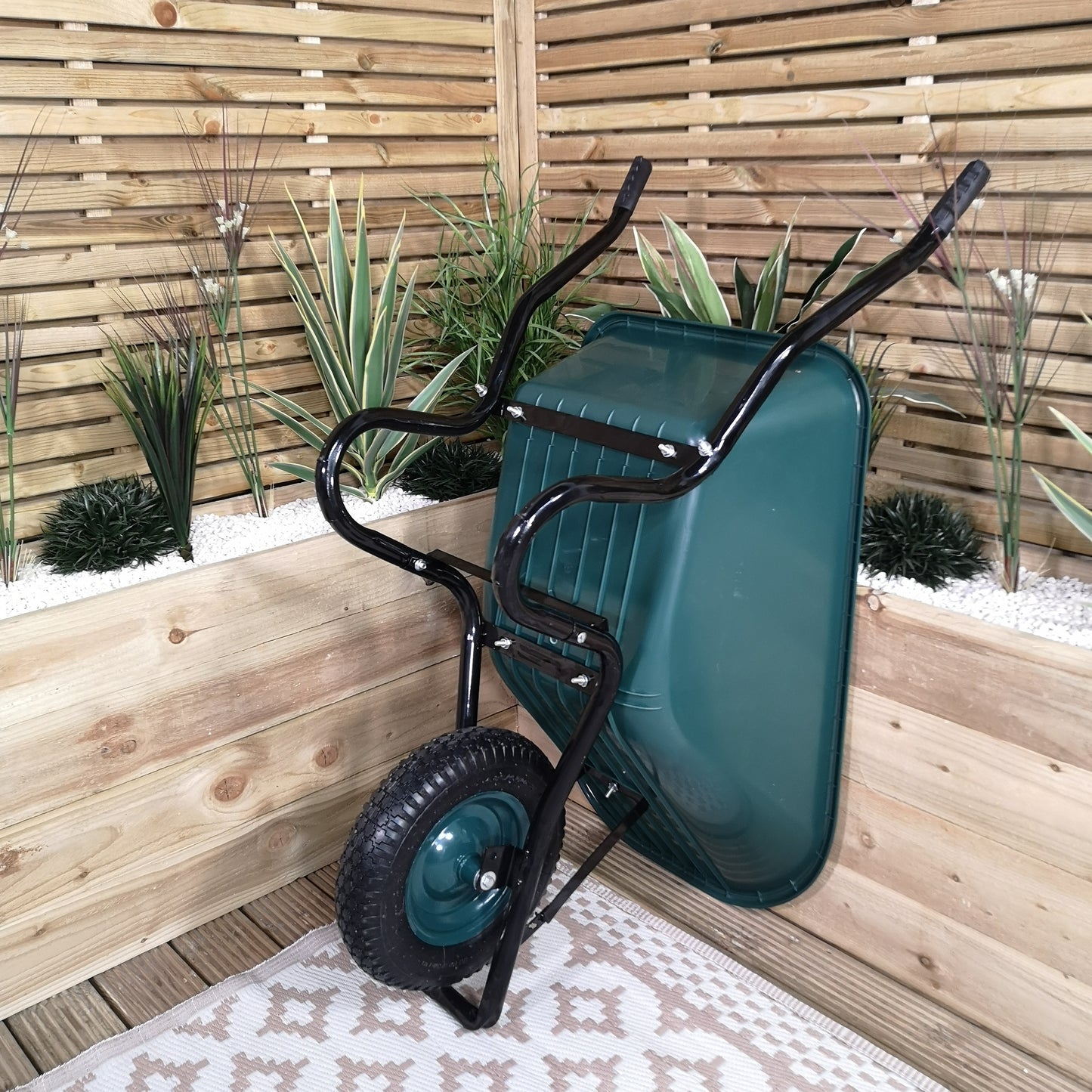 110 Litre 150kg Capacity Heavy Duty Outdoor Pneumatic Plastic Garden Wheelbarrow in Green