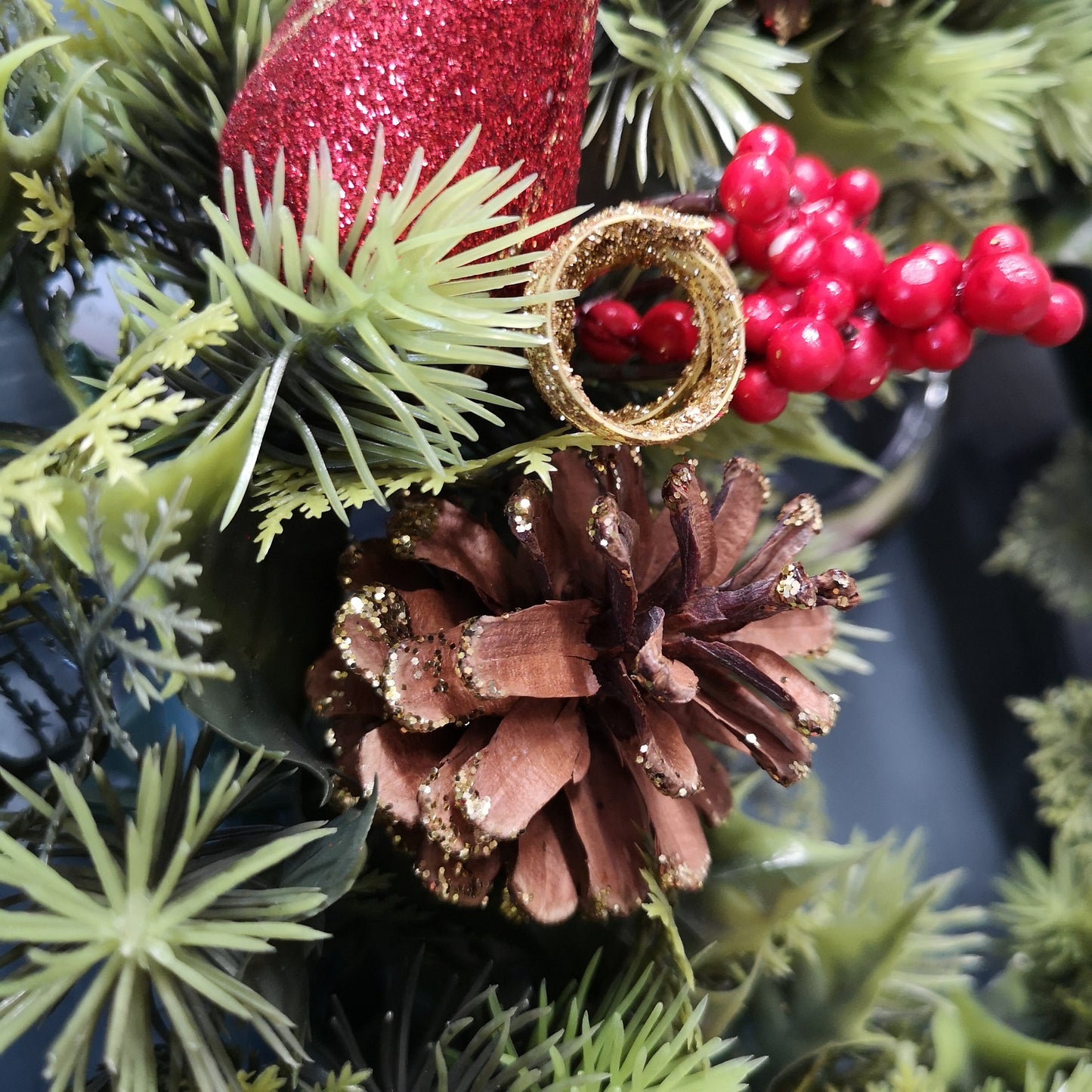 Premier 45cm Indoor / Outdoor Christmas Wreath Decoration - Red & Green