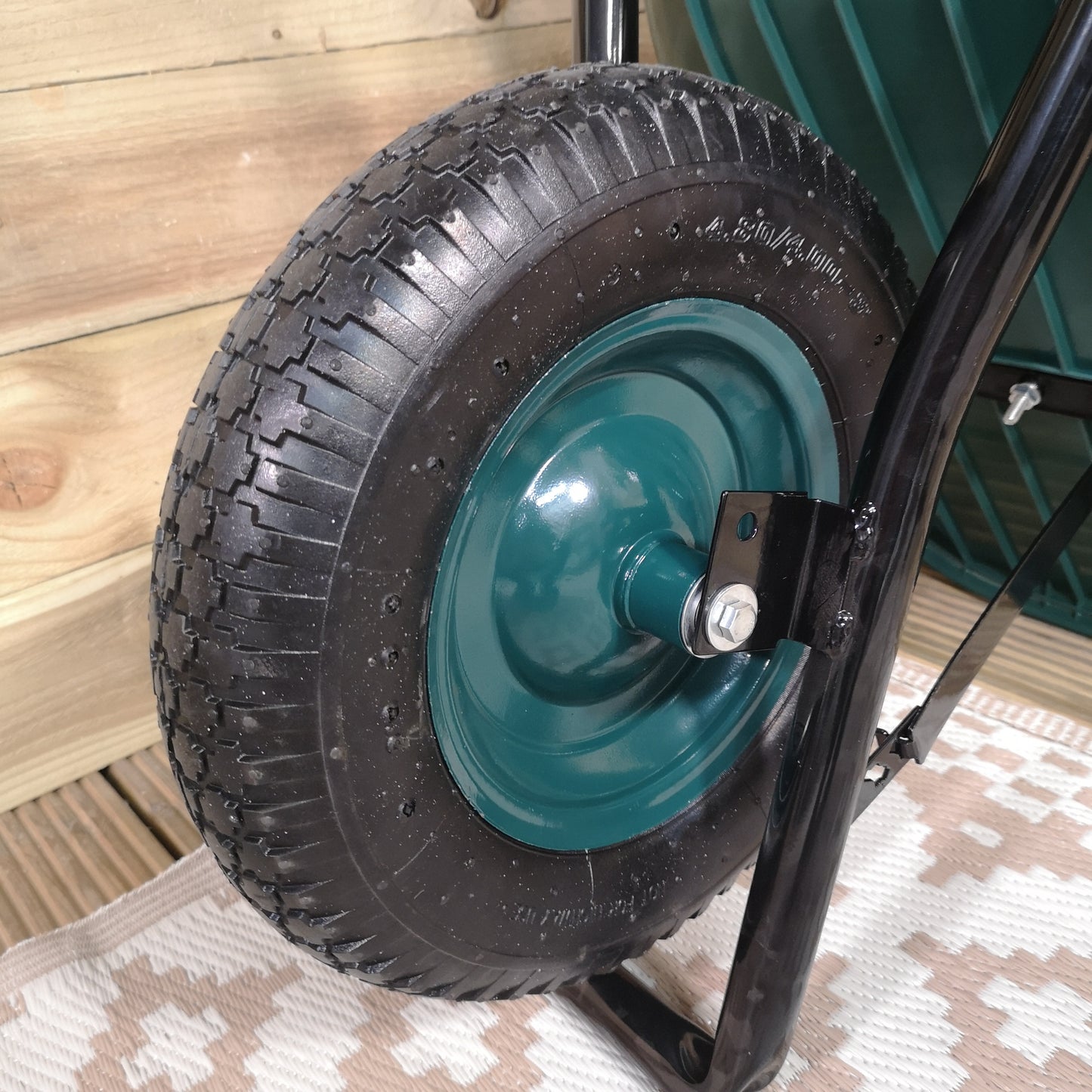 110 Litre 150kg Capacity Heavy Duty Outdoor Pneumatic Plastic Garden Wheelbarrow in Green