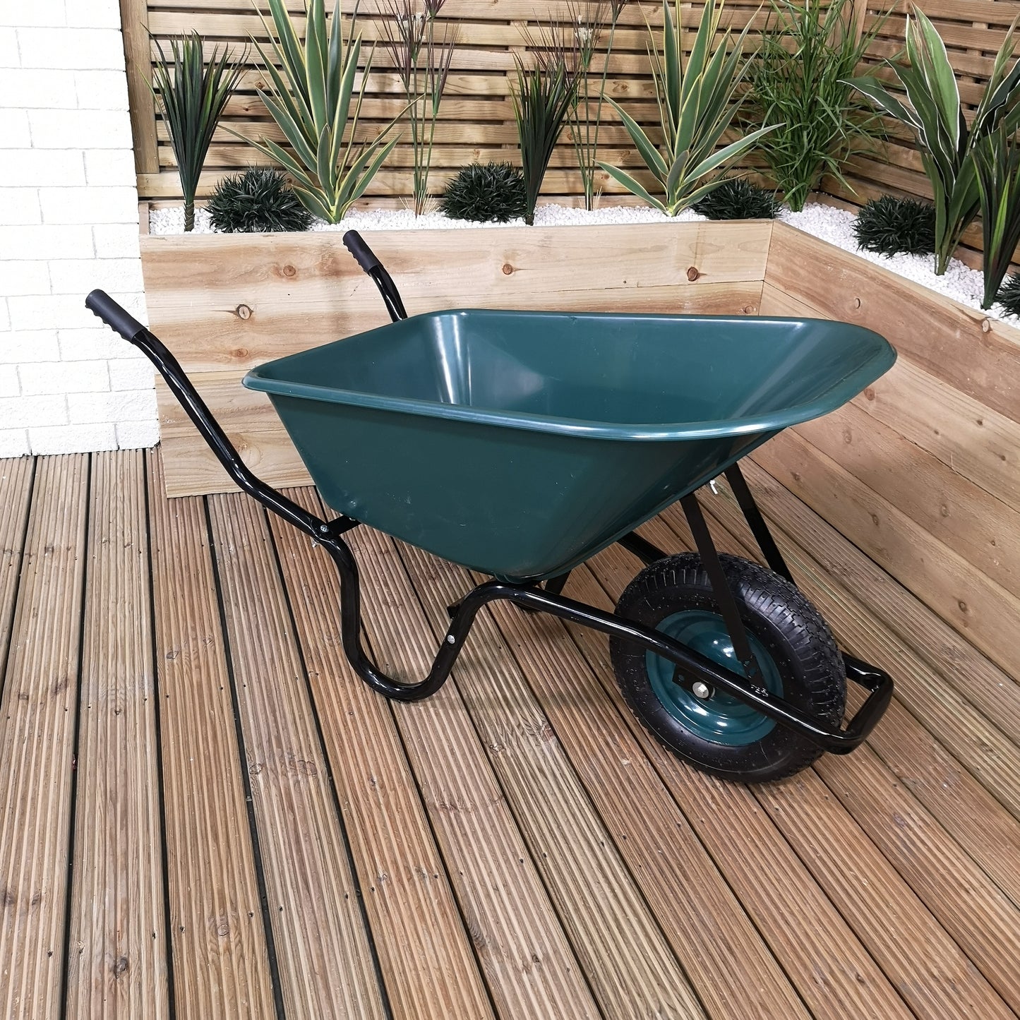 110 Litre 150kg Capacity Heavy Duty Outdoor Pneumatic Plastic Garden Wheelbarrow in Green