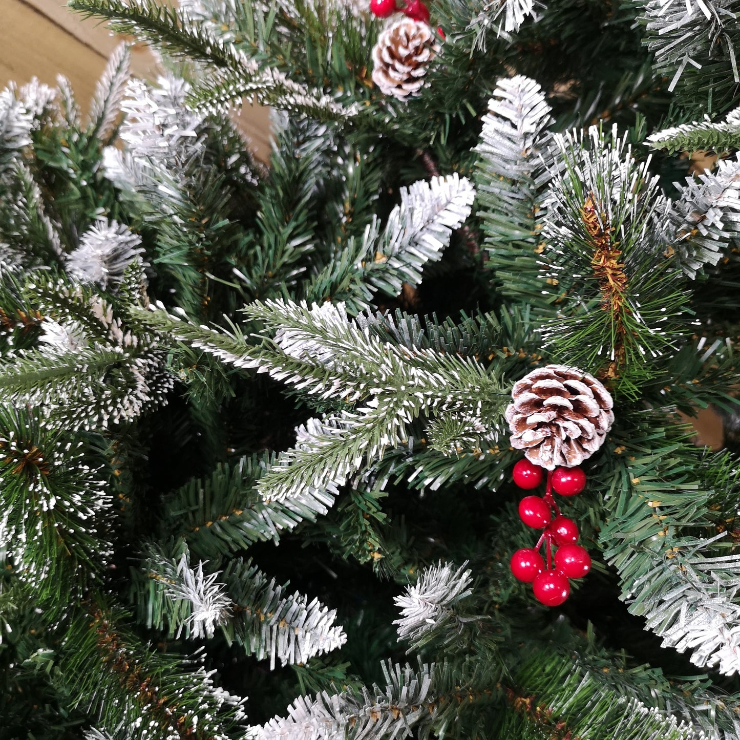 1.8M New Jersey Spruce Pvc/Pe/Bristle/Berries/Cones